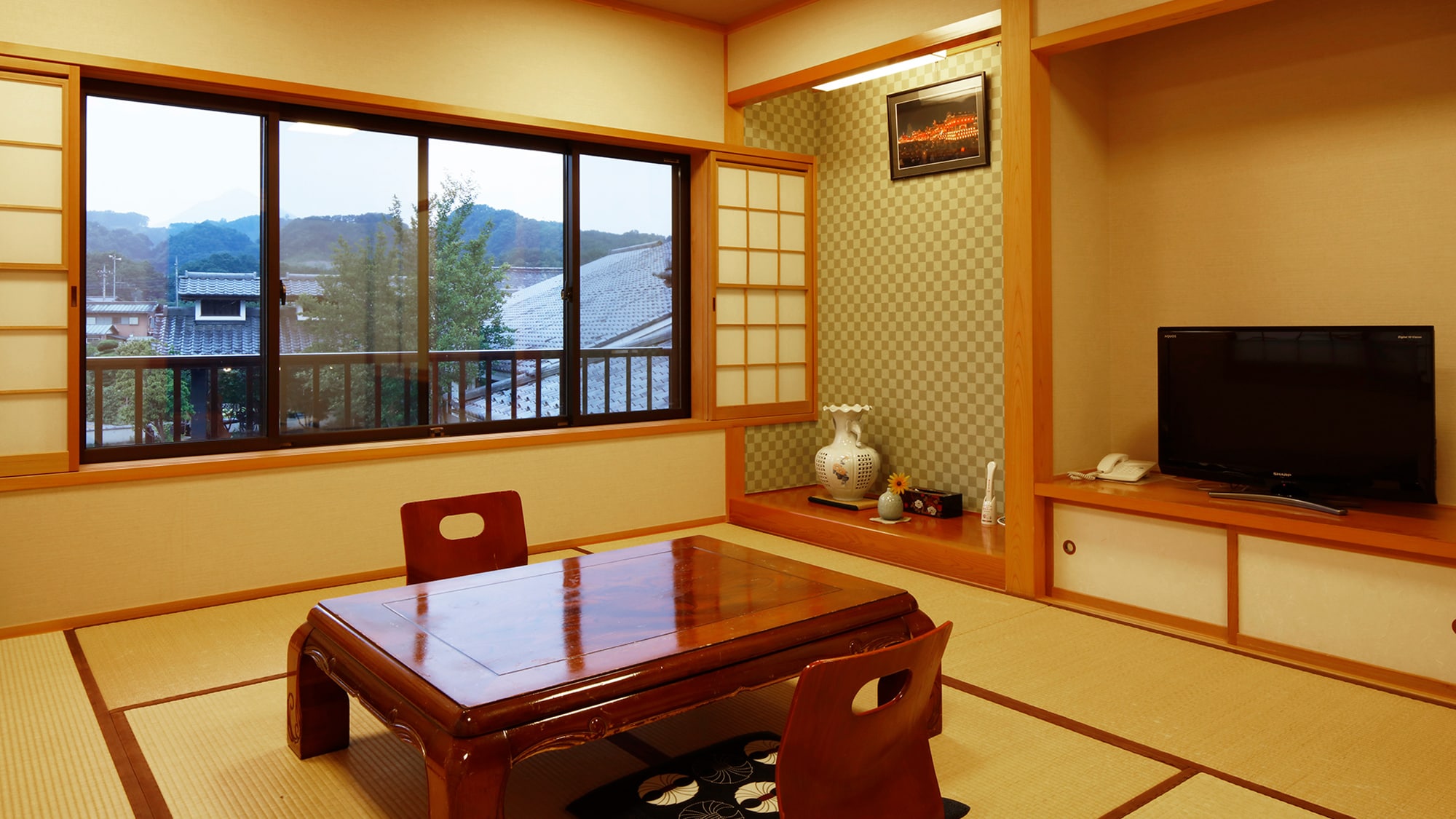 * [Japanese-style room 10 tatami mats] A spacious Japanese-style room with a view of the satoyama.