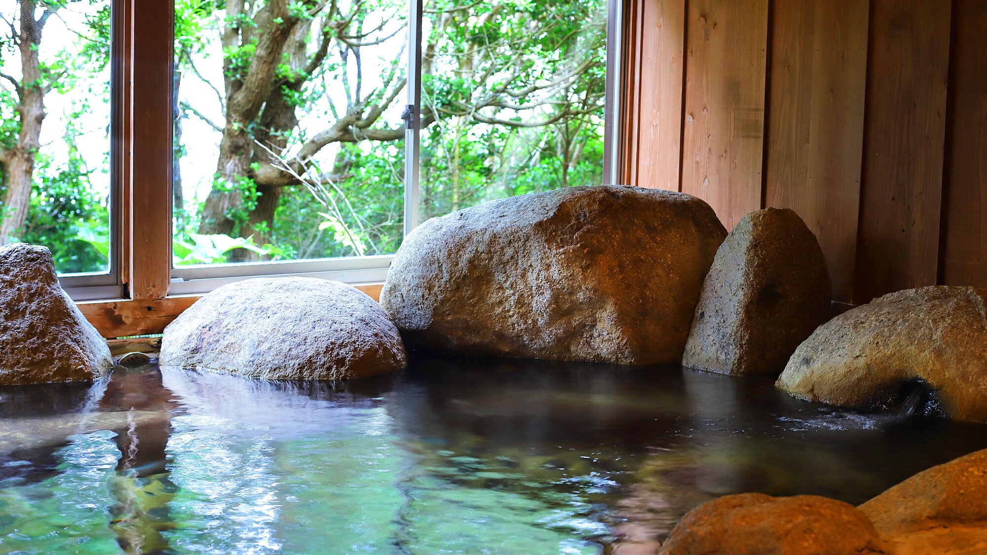 Pemandian umum besar, Yumeyu, menggunakan air dari Sakakibara Onsen yang terkenal, sama seperti pemandian terbuka di kamar tamu. Penyewaan pribadi juga tersedia.