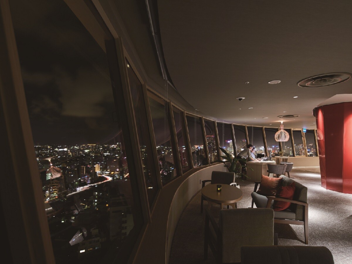 <顶楼尊贵休息室> 您可以在高耸入云的休息室放松身心，欣赏时间创造的壮丽景色。