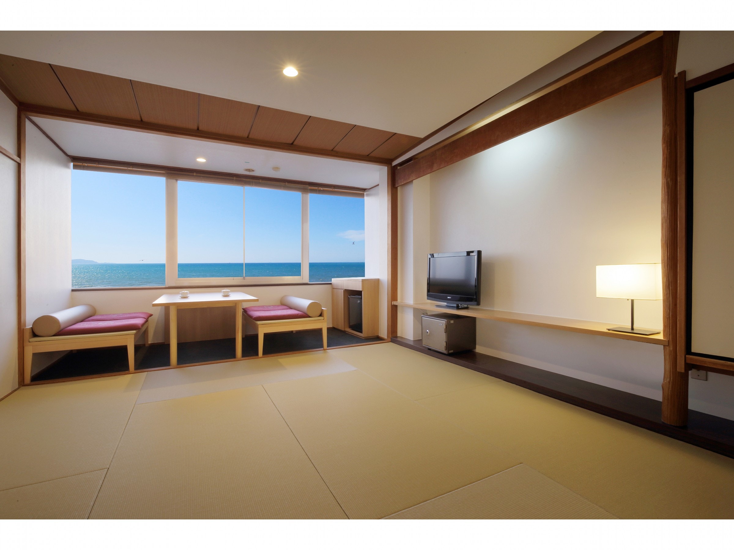 Kamar bergaya Jepang dengan pemandangan laut