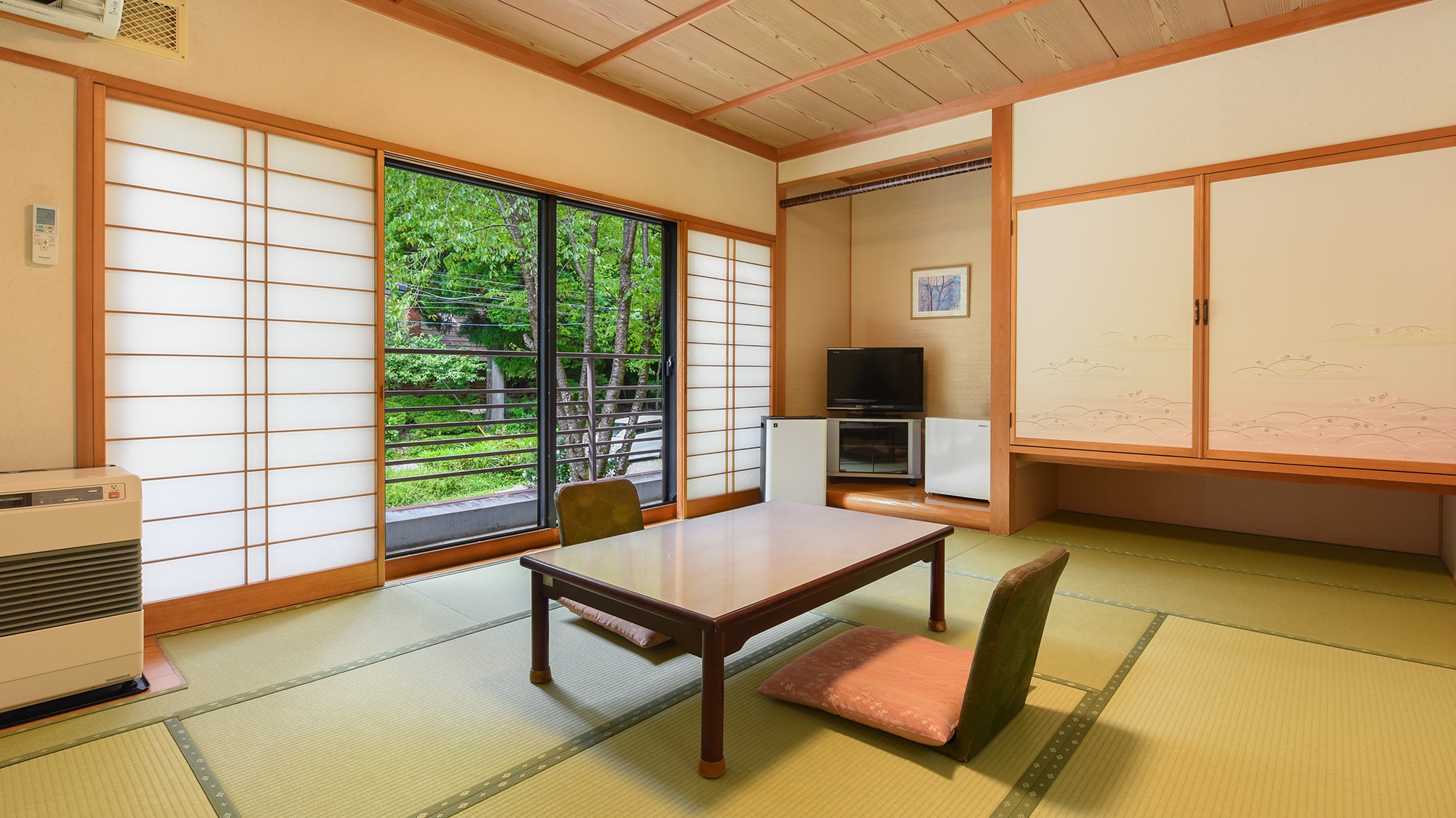 *[No view/10 tatami Japanese-style room] A 10 tatami Japanese-style room on the opposite side of the lake, reasonably priced as it has no view.