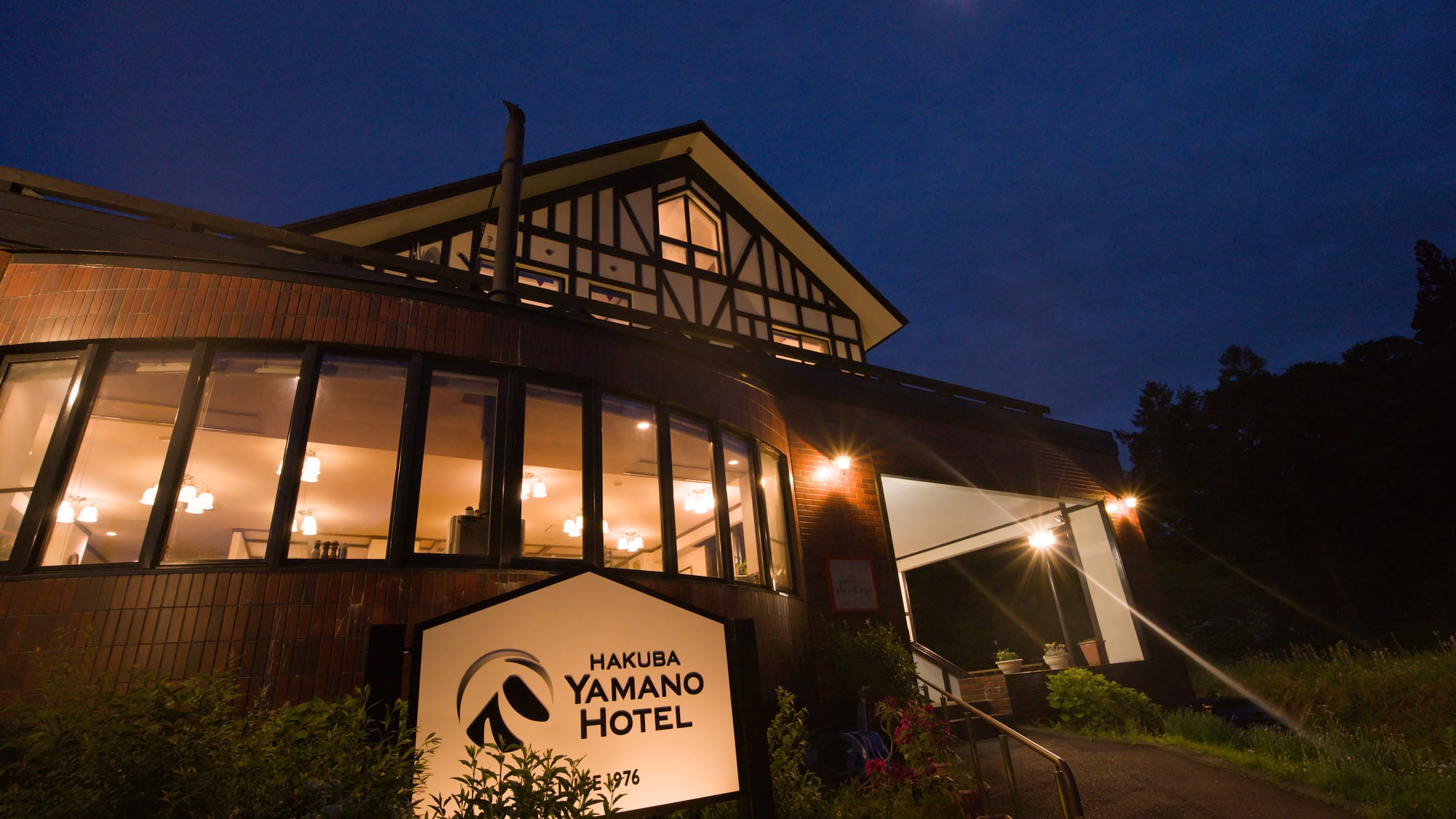 Eksterior hotel (malam hari) diterangi