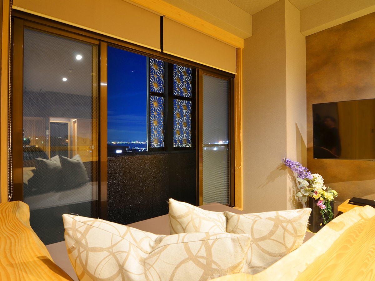 Main building [Song instrument-Baiki-] Night view from the sofa (Instrument main building)