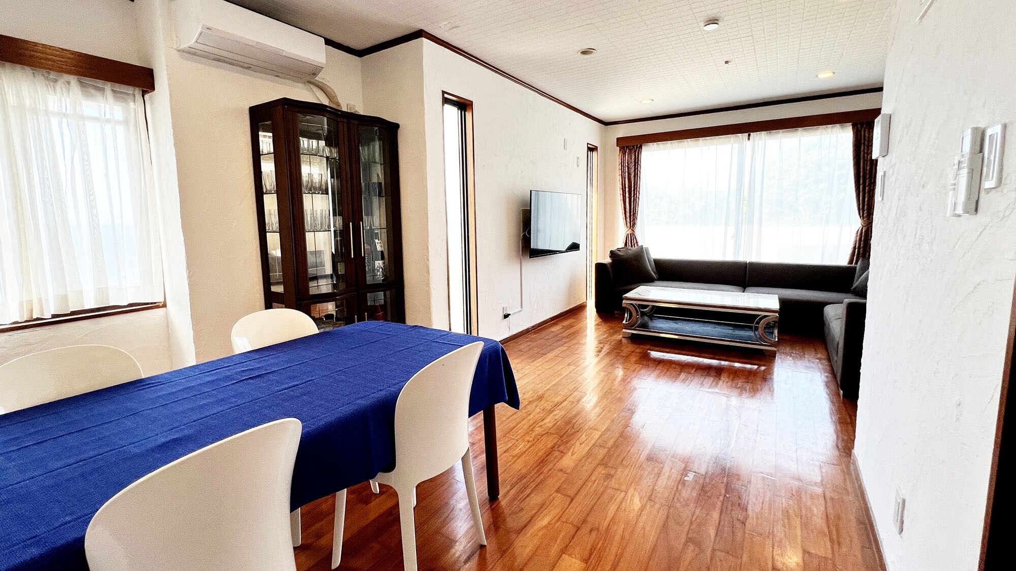 ・[Living/dining room] This is where you will spend a lot of time during your stay, relaxing and eating.