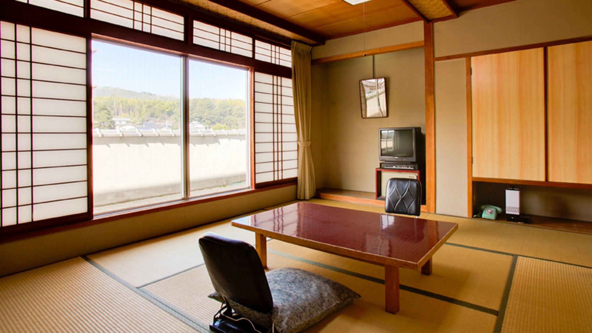 ■ Yoshiizumi-tei (Japanese-style room with bath and toilet 8 tatami mats)