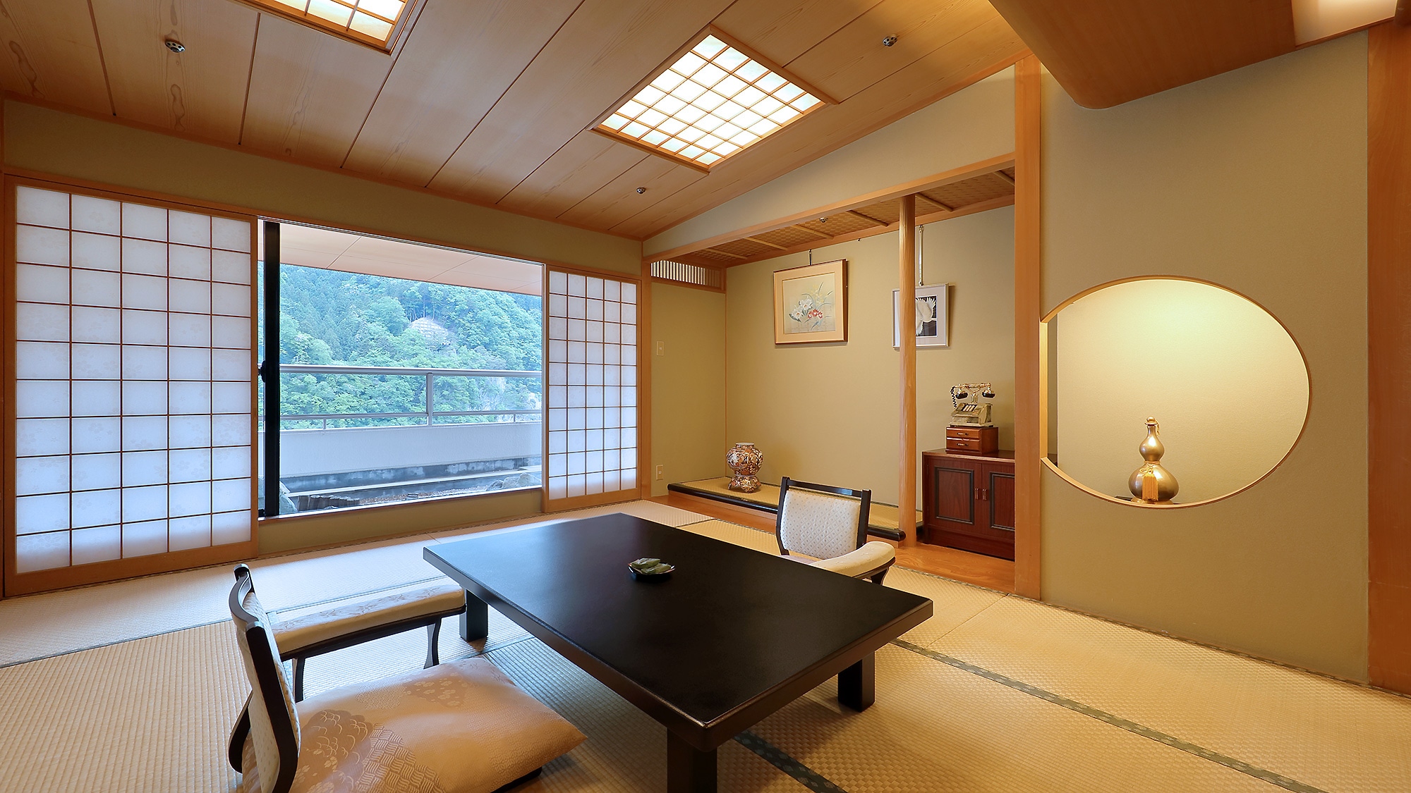 [Japanese-Western style room] Top floor, guest room with a bath with a view