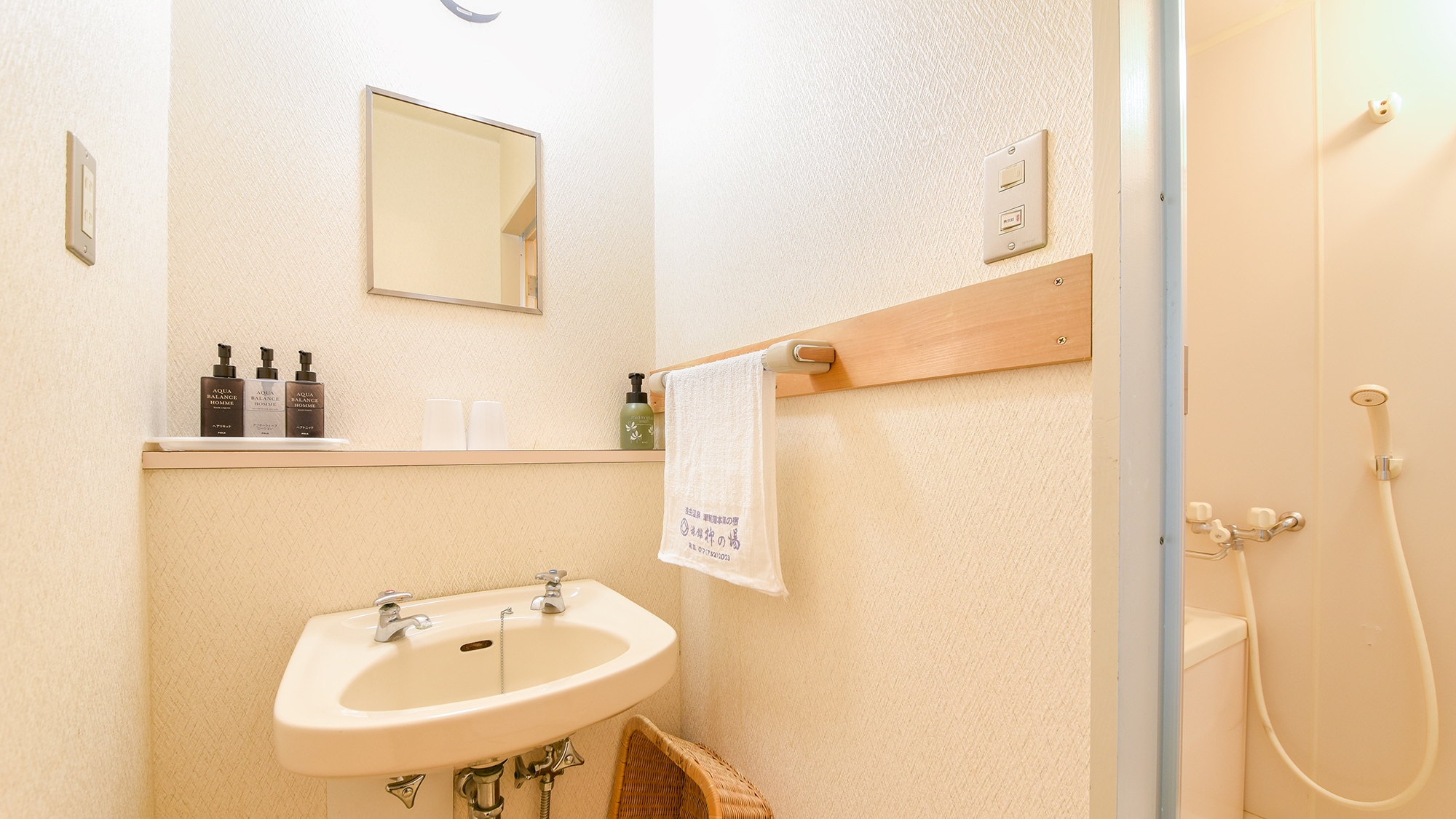 * [Garden side Japanese-style room with 10 tatami mats] There is also a washstand.