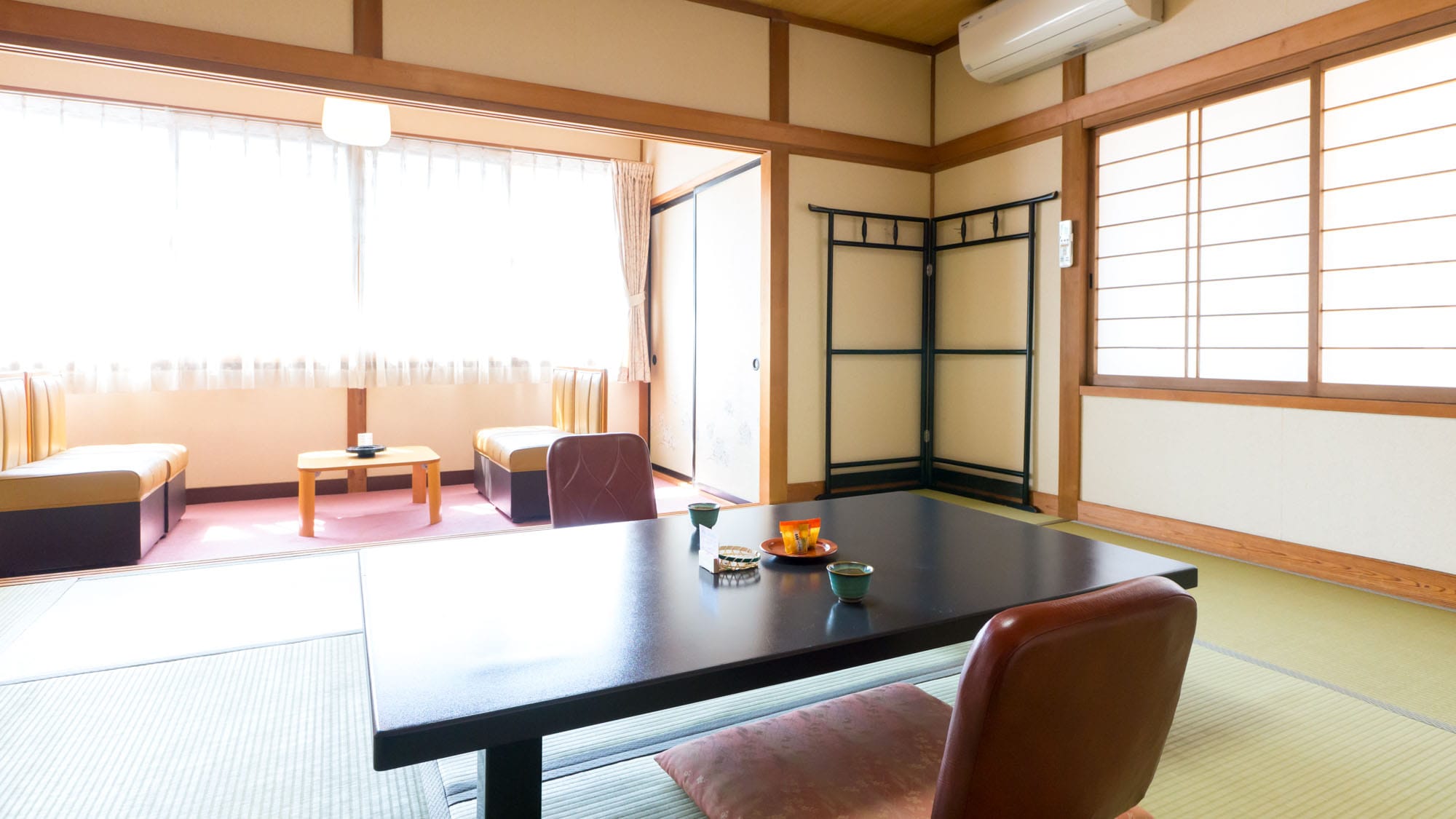 [Annex, Japanese-style room 10 tatami mats] An example of a room with a toilet with a warm water washing function. You can use the stairs.