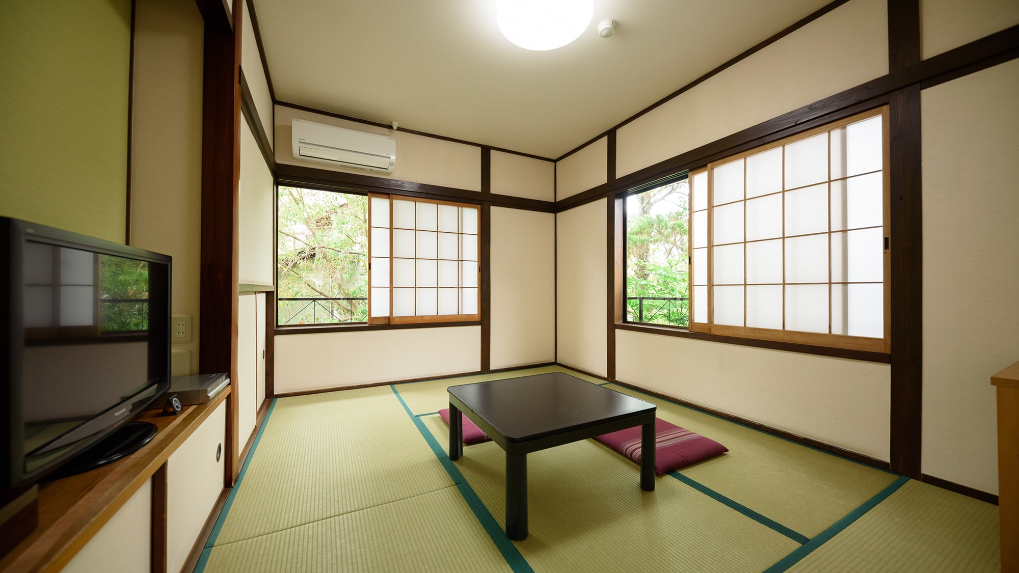 Japanese-style room 6 tatami mats, shared toilet [patina]