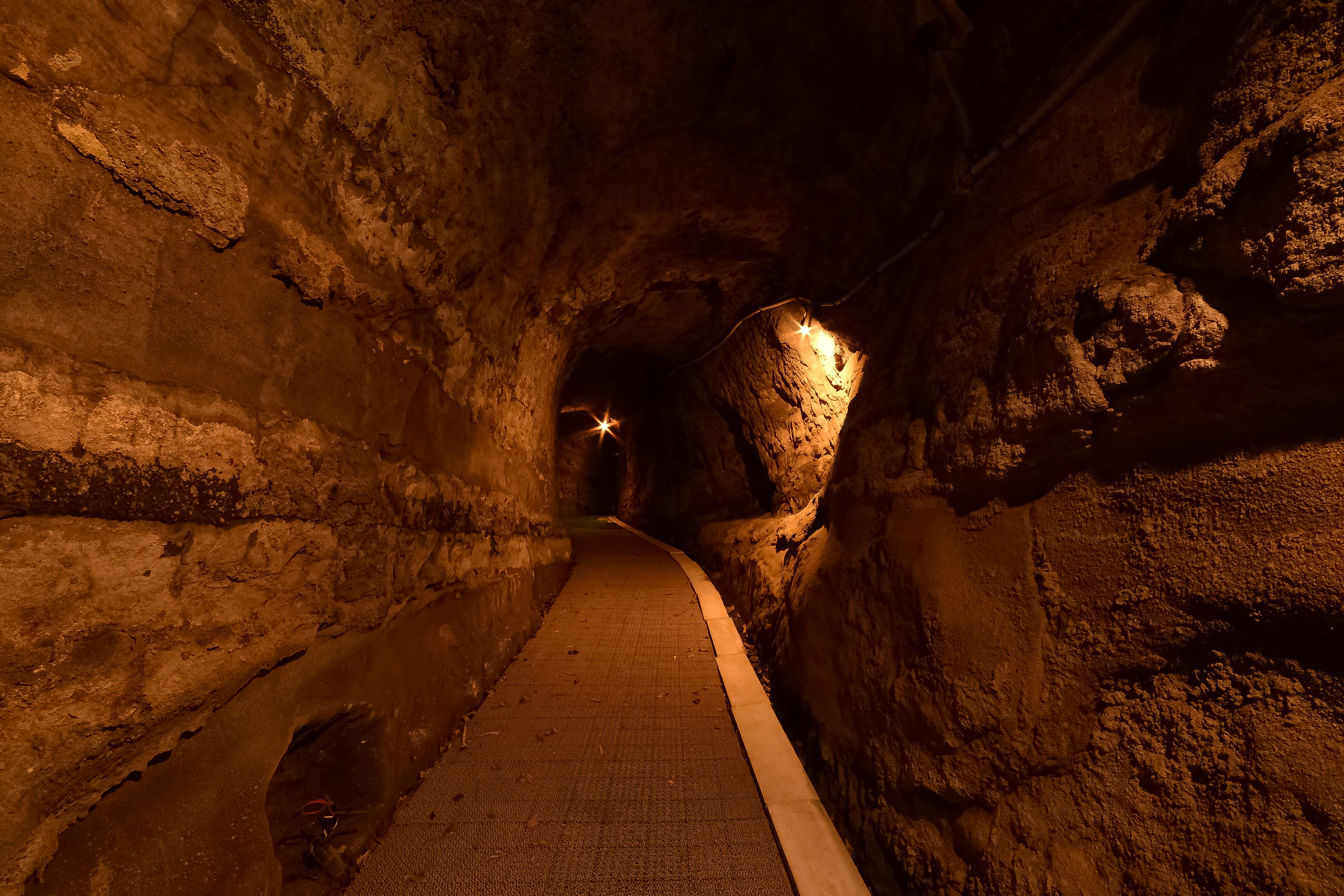 The cave passage to the west hall is full of hideaway feeling