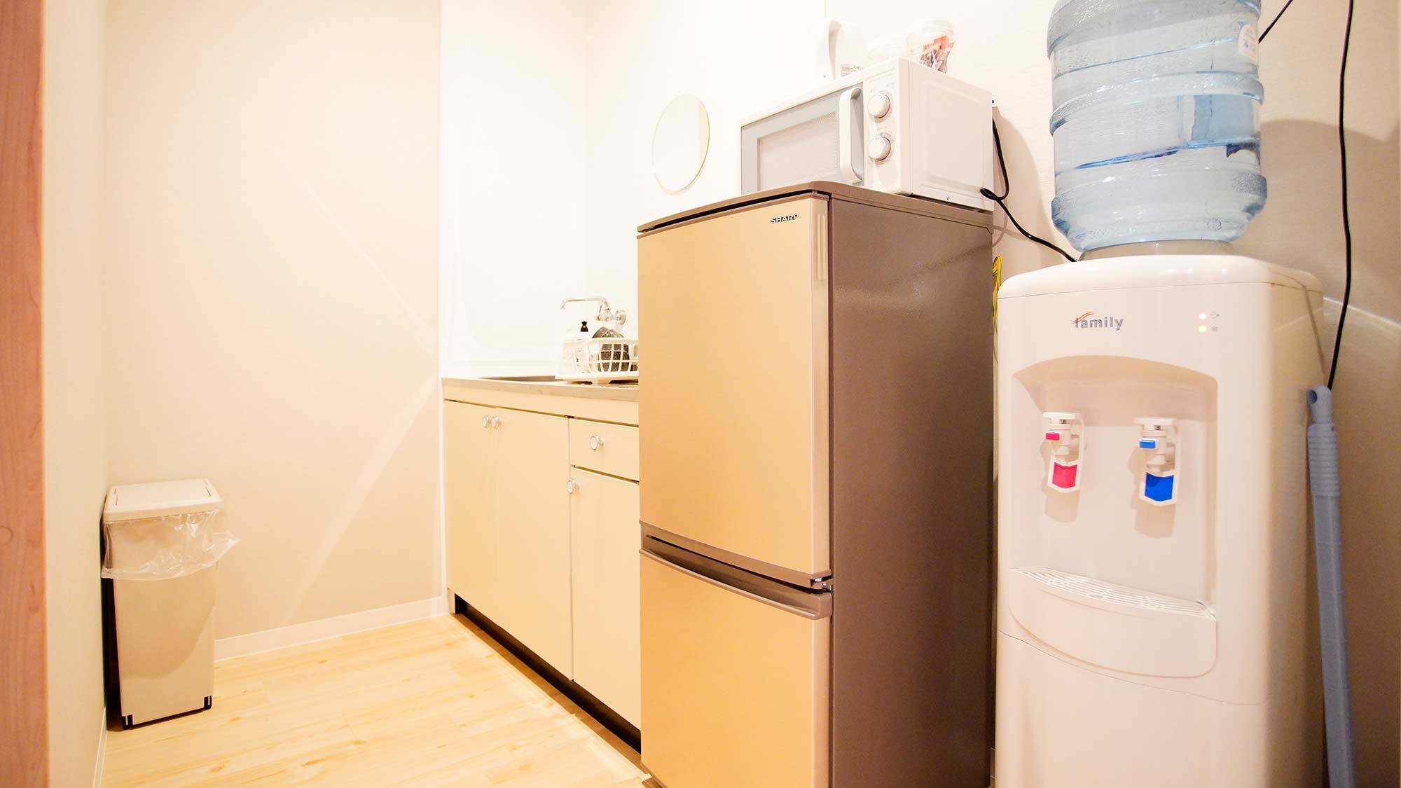 ・[202] Refrigerator/Microwave/Water server/Mini kitchen (washing area only)