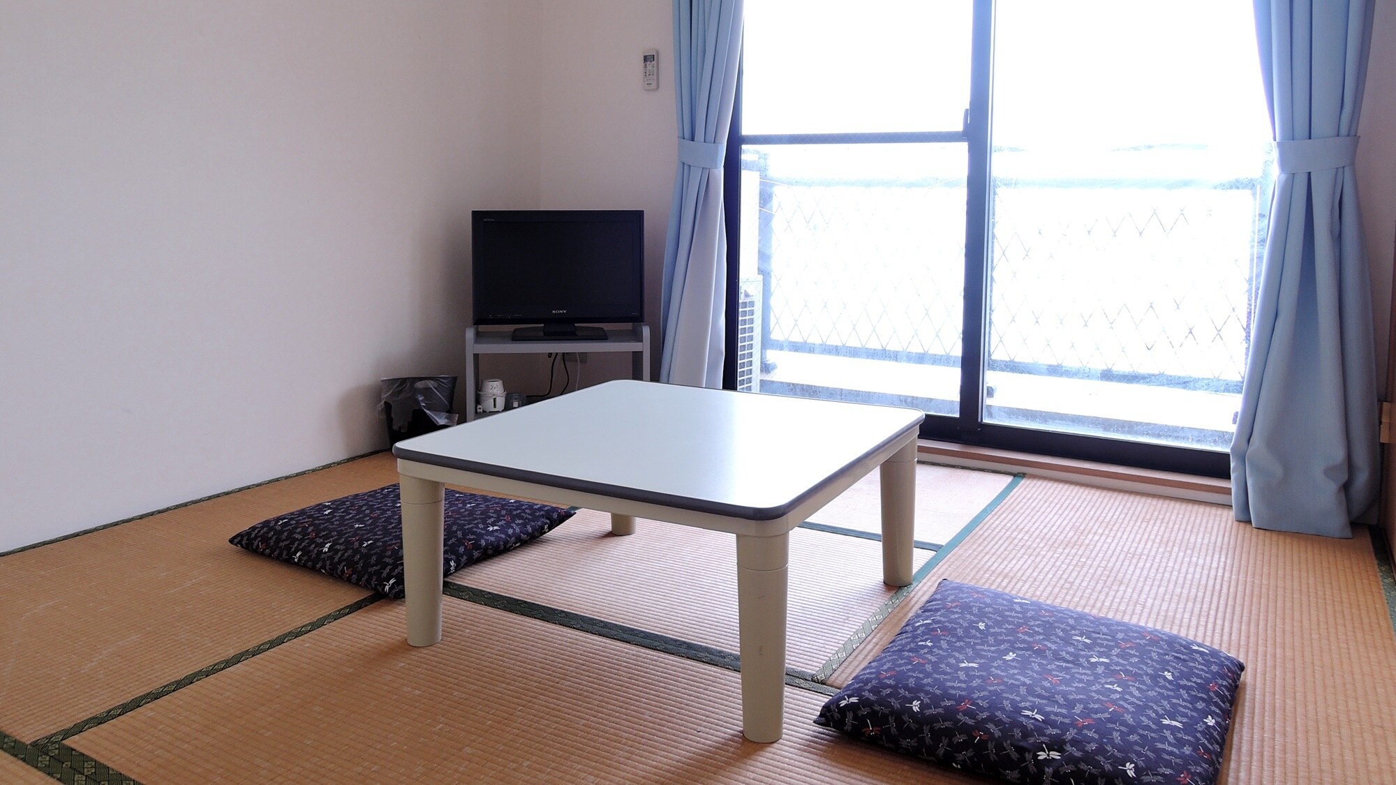 * Japanese-style room with 6 tatami mats / A compact room that can accommodate even one person. Overlooking the blue sea outside the window ♪