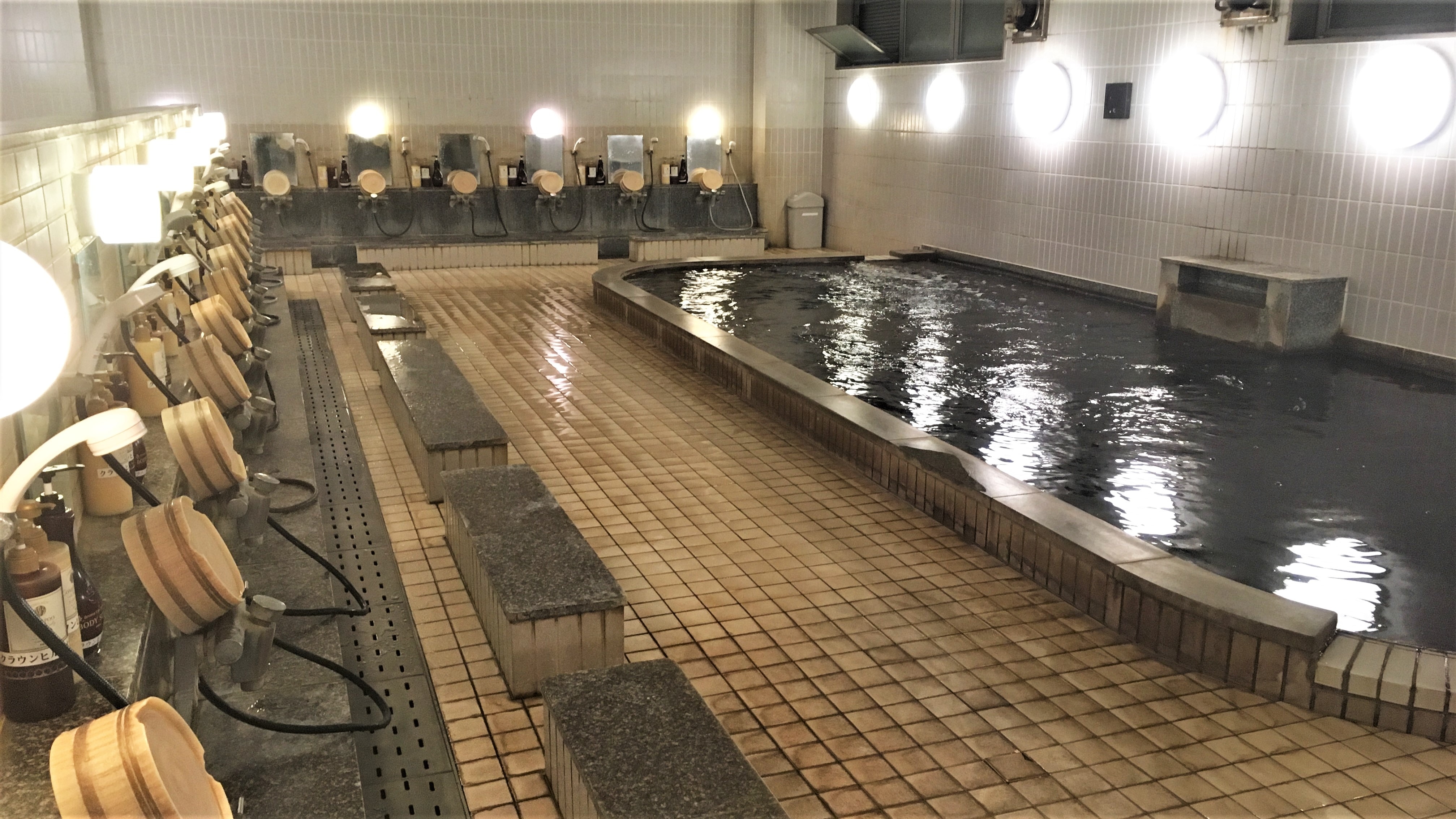 ■ Large communal bath: Natural hot spring of sodium hydrogen carbonate spring ♪ It features a thick brown water ♪
