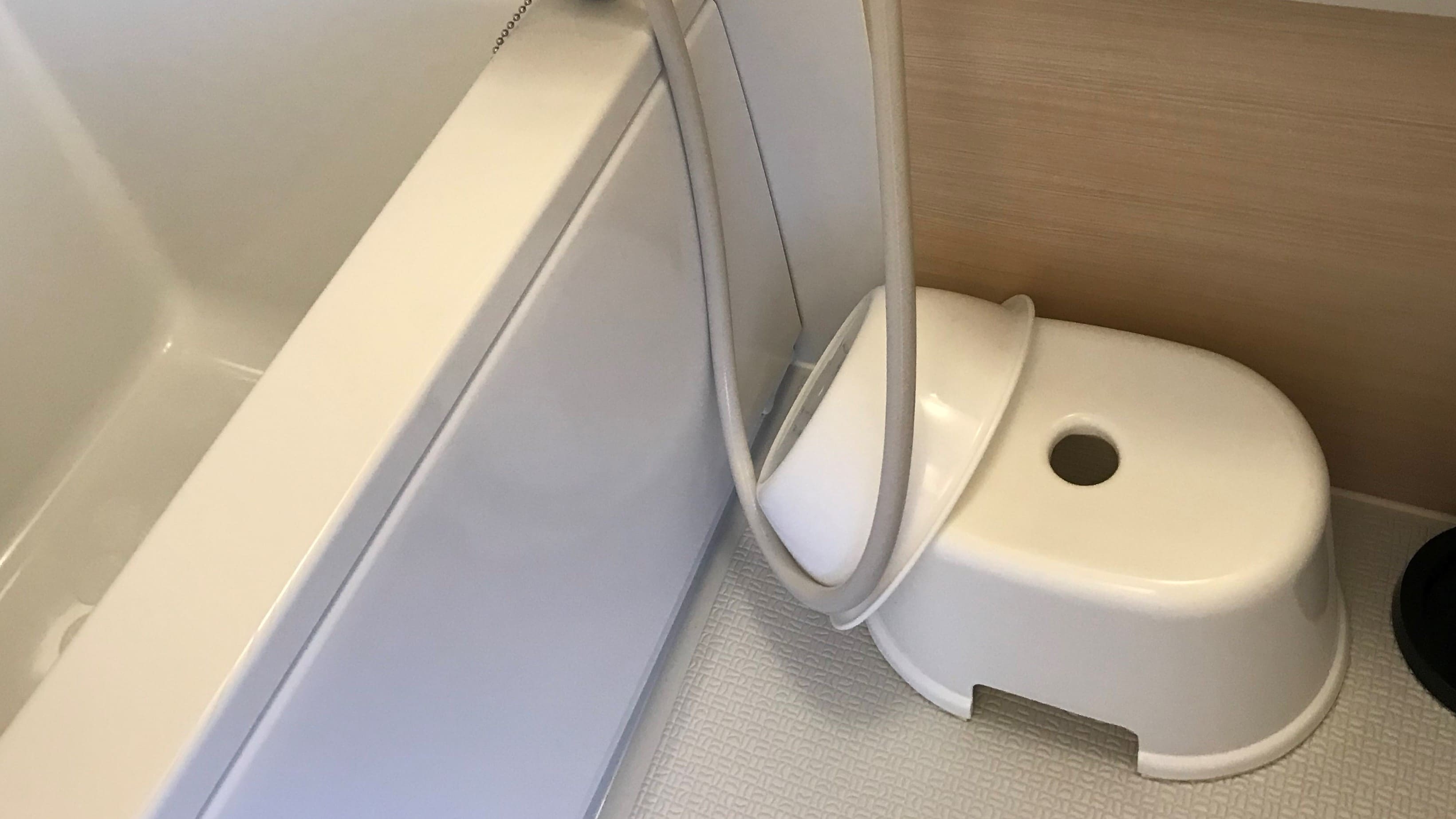 [Bath] We provide chairs and bathtubs that are convenient for those who are used to washing while sitting.