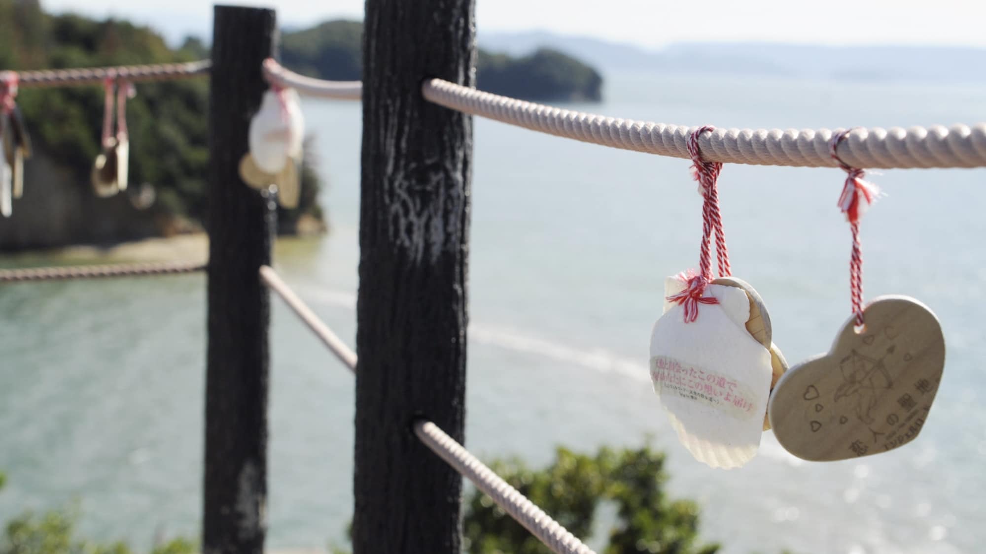 *[Nearby sightseeing] Many people who visit Angel Road leave votive plaques with their wishes written on them.