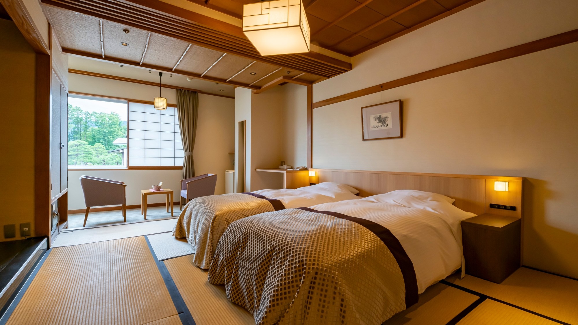 [Honmaru Japanese-style room with bed] A spacious bedroom with a tatami mat space