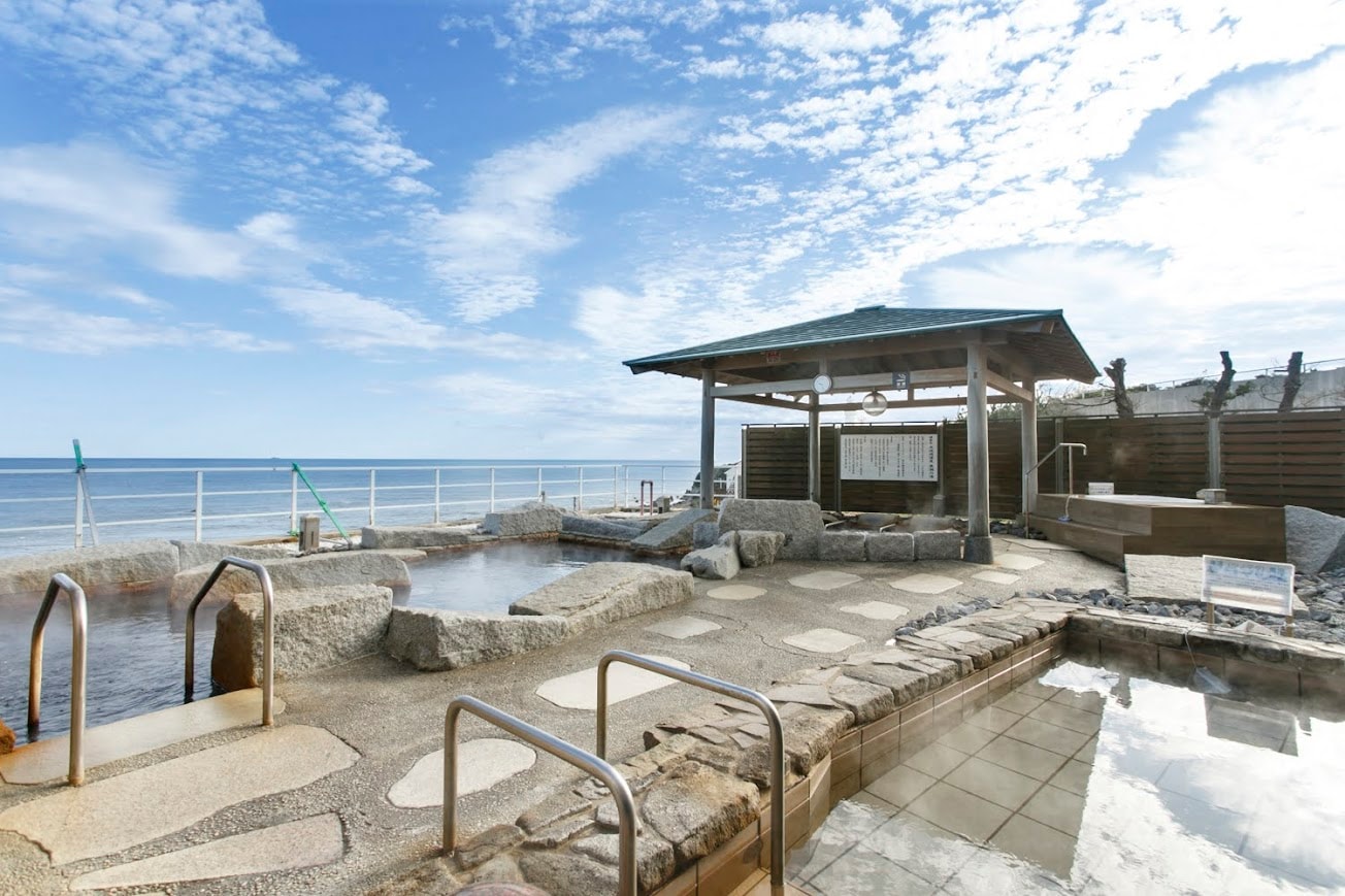 개방적인 노천탕(남탕)