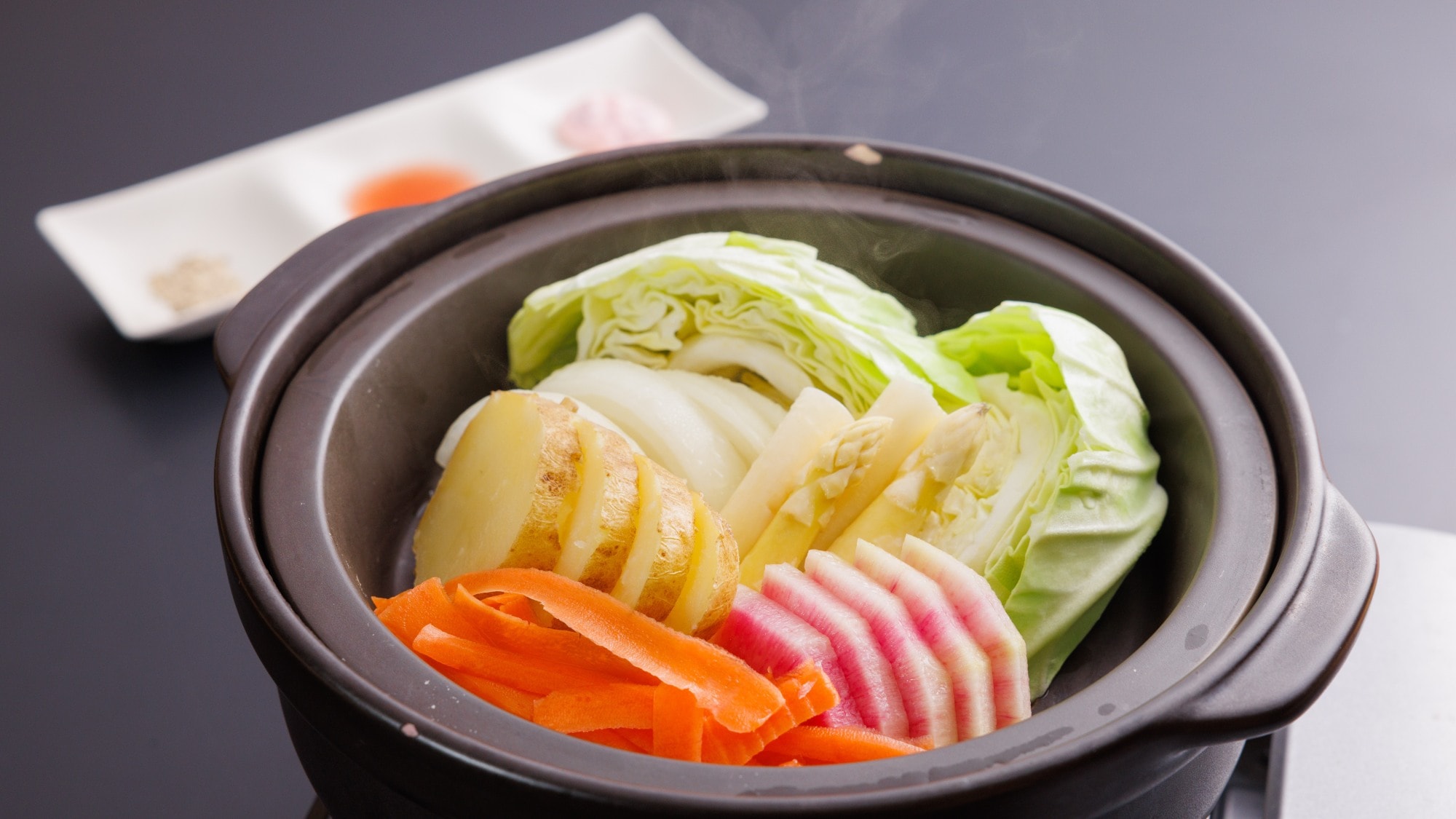 [Sakurabo] Springtime clay pot steamed. Enjoy with Gagome spice salt, plum dressing, and pickled eggplant mayonnaise.