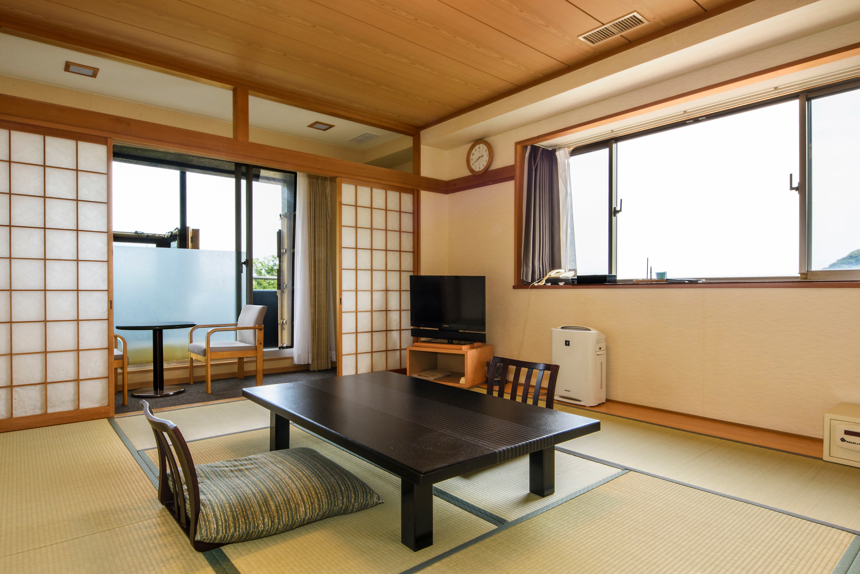 Kamar bergaya Jepang dengan bathtub semi-terbuka