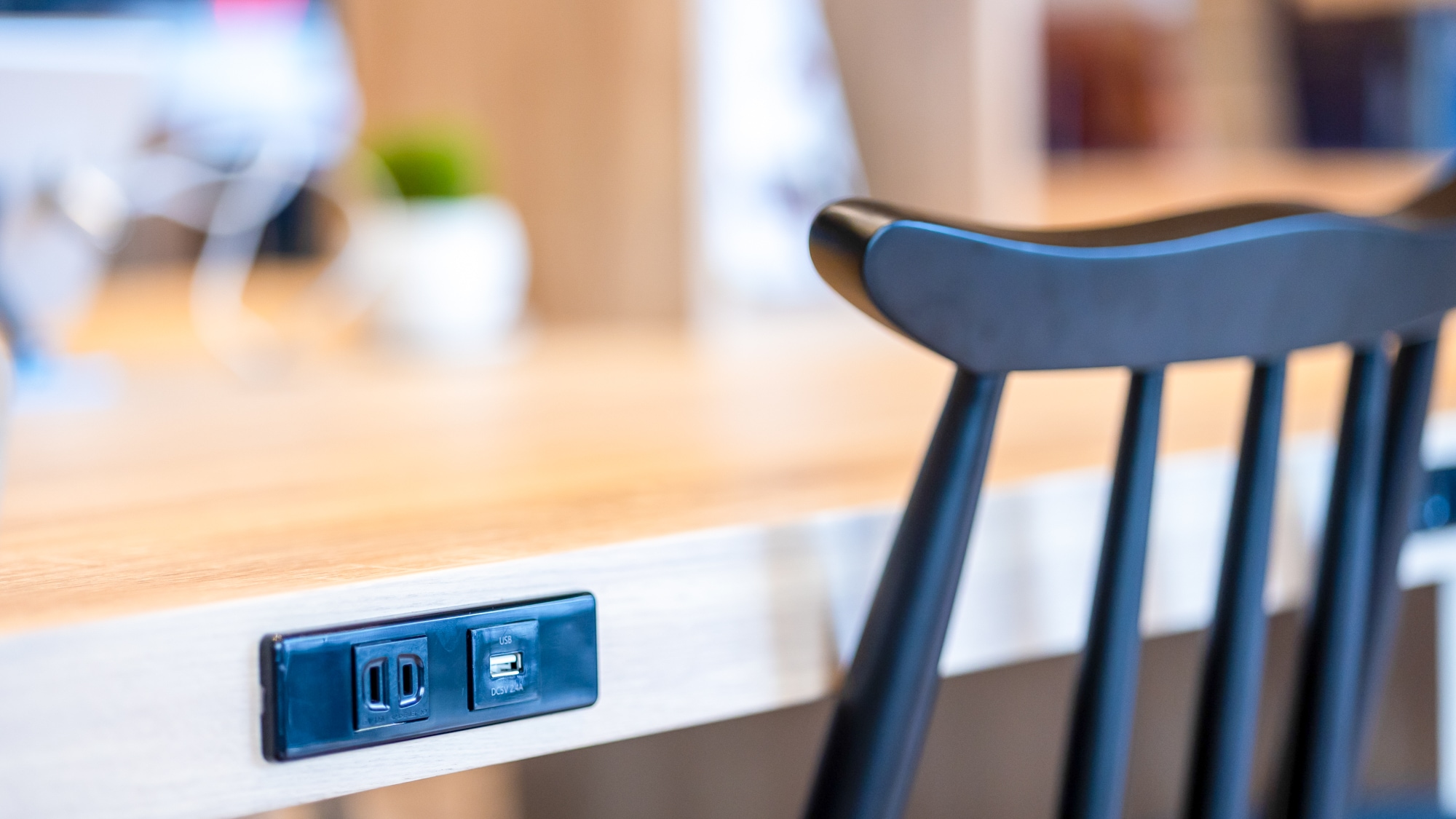 【圖書館咖啡廳】提供免費Wi-Fi。咖啡廳內電源插座充足，也是舒適的辦公空間。