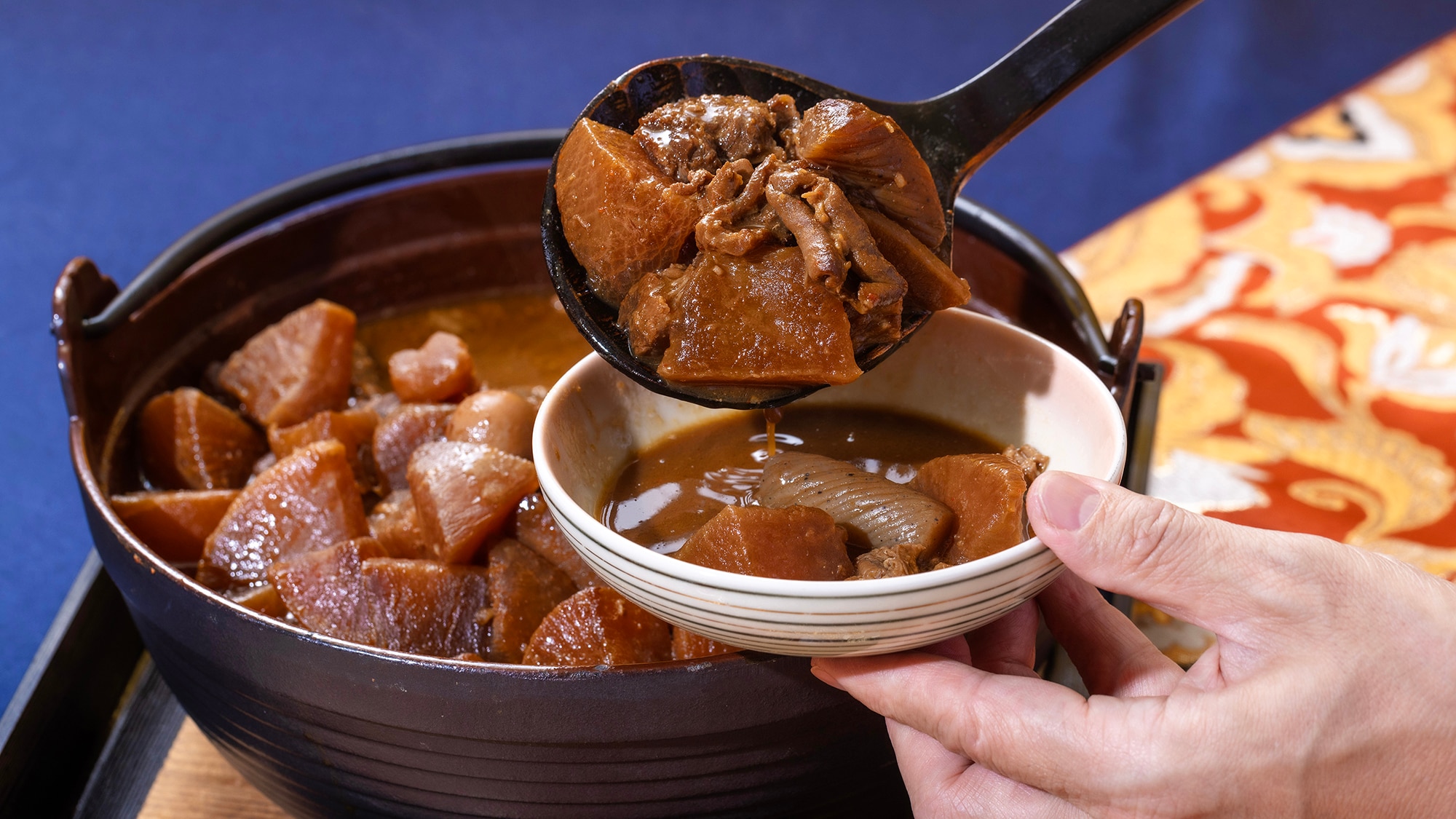 [Breakfast] The ever-popular "Beef tendon and chunky root vegetables simmered in Hatcho miso" is packed with ingredients and extremely satisfying!