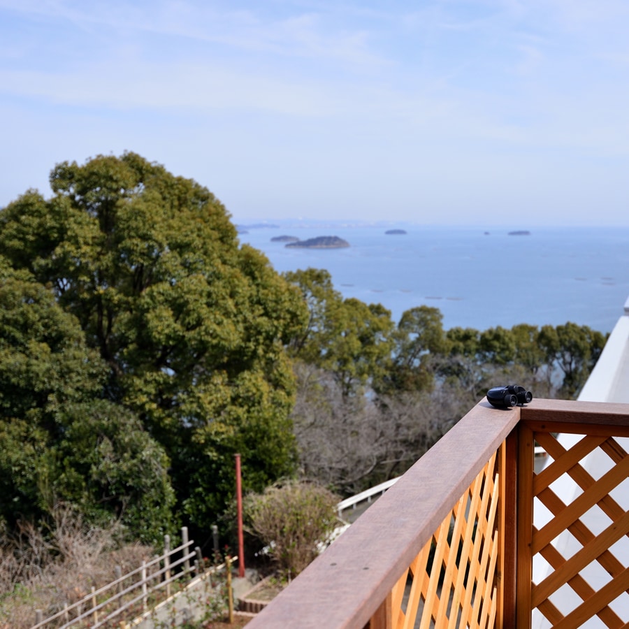 [Japanese-Western room] You can enjoy the surrounding scenery from the terrace.