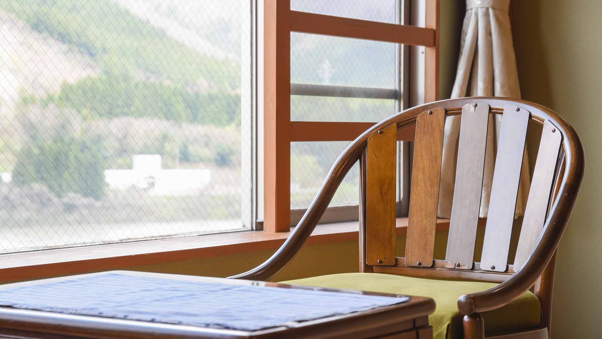 *[Guest room/Japanese-style room with 12 tatami mats] Sit in a chair by the window and enjoy the quiet time away from your trip.