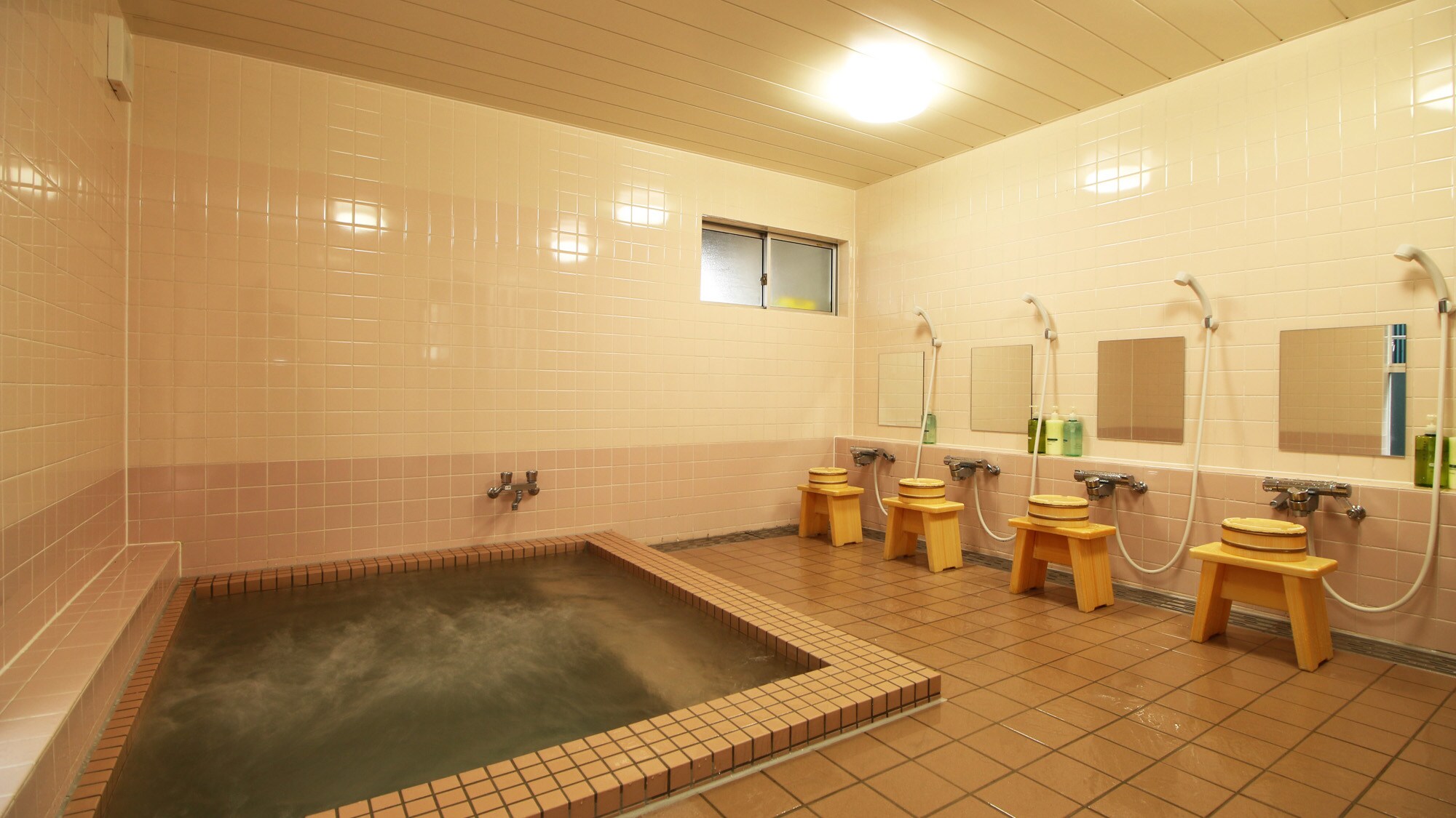 The bath even comes with a jacuzzi!!