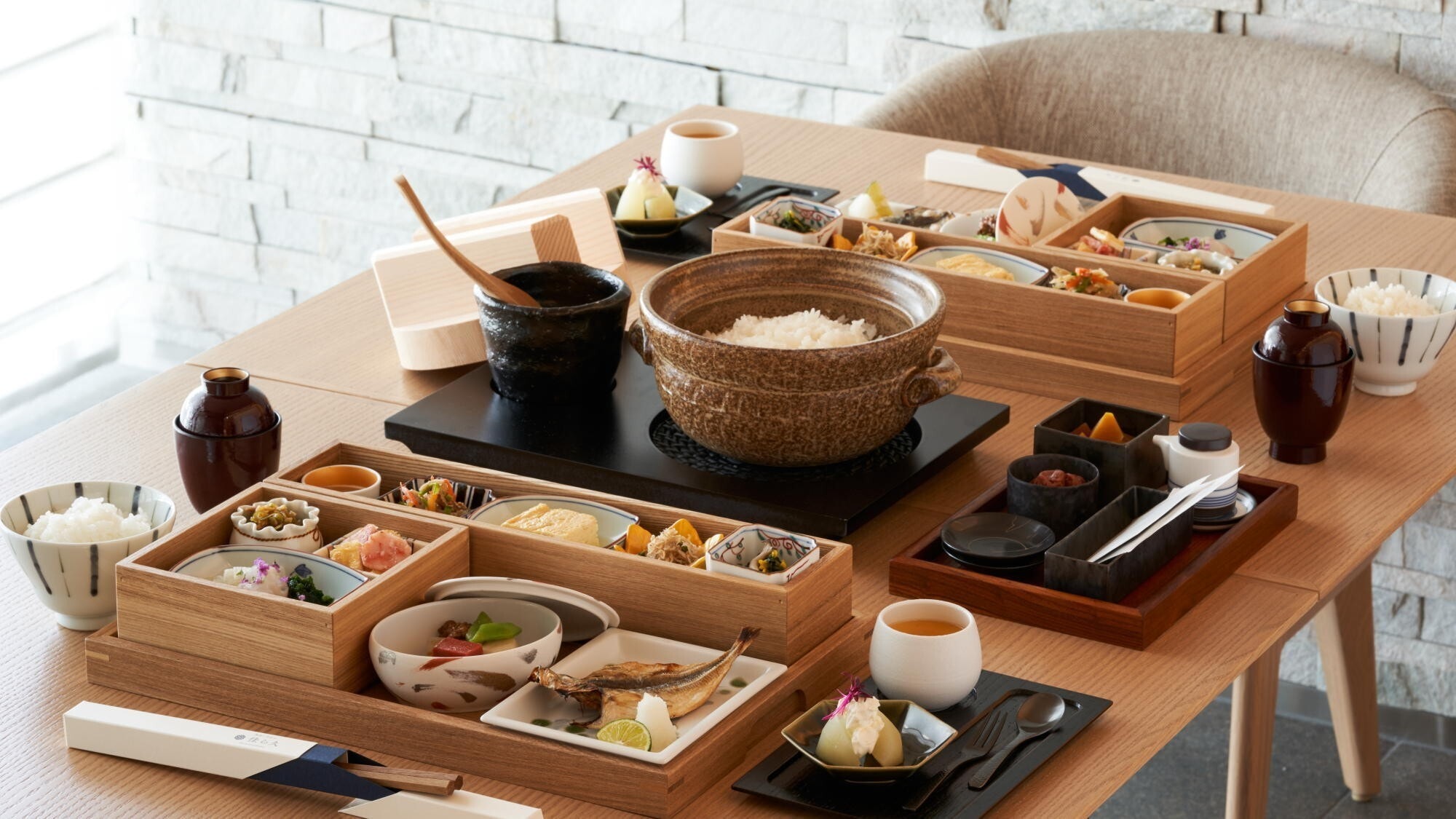 ◆Ví dụ về bữa sáng: Chúng tôi phục vụ cơm gạo Izusan Karakyu nguyên bản cùng nhiều món ăn kèm để tăng thêm hương vị.