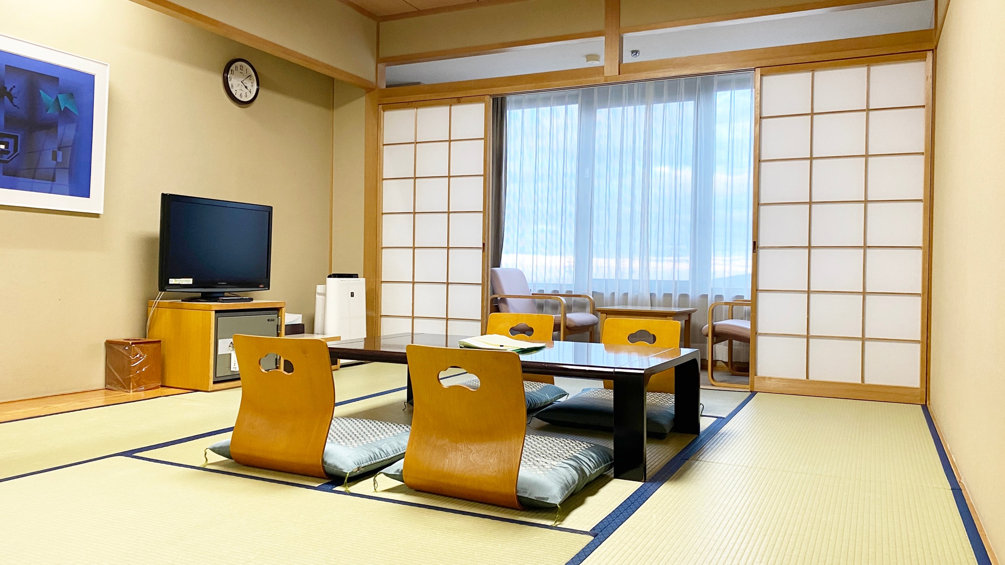 [Main building: 10 tatami Japanese-style rooms] All rooms face the parking lot. On clear days, you can see Tsunan Town below the mountain.