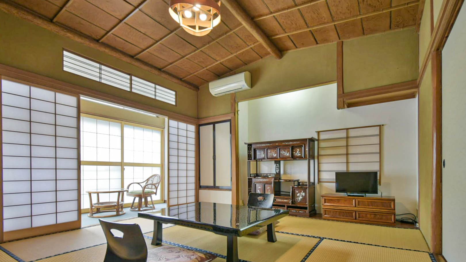 [Hagoromo no Ma] This room has an 8 tatami mat Japanese-style room, a 3 tatami mat step-in room, and a wide veranda. It has a high ceiling with a boat-shaped ceiling, and is a spacious space.