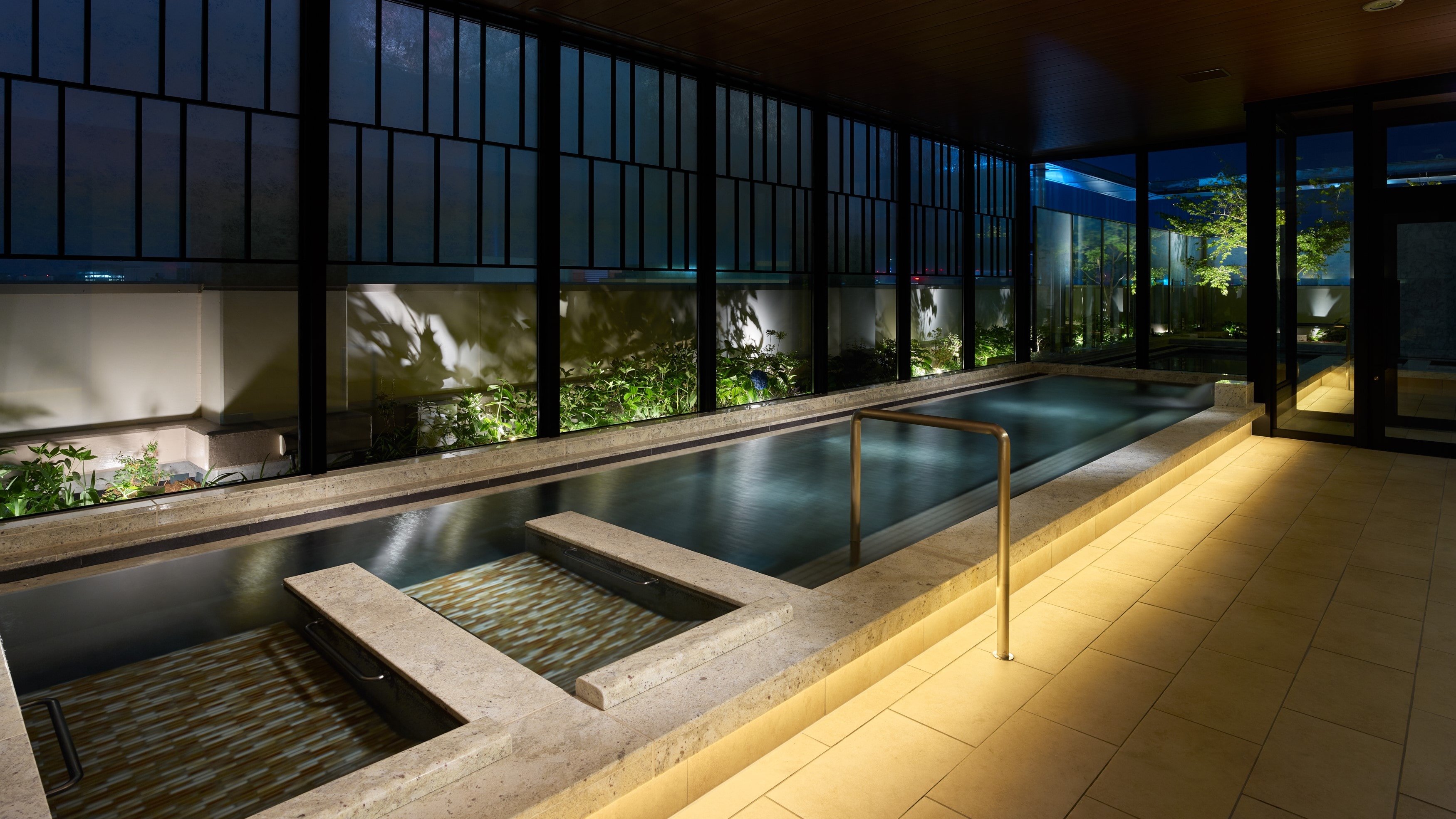 Large communal bath [indoor bath]