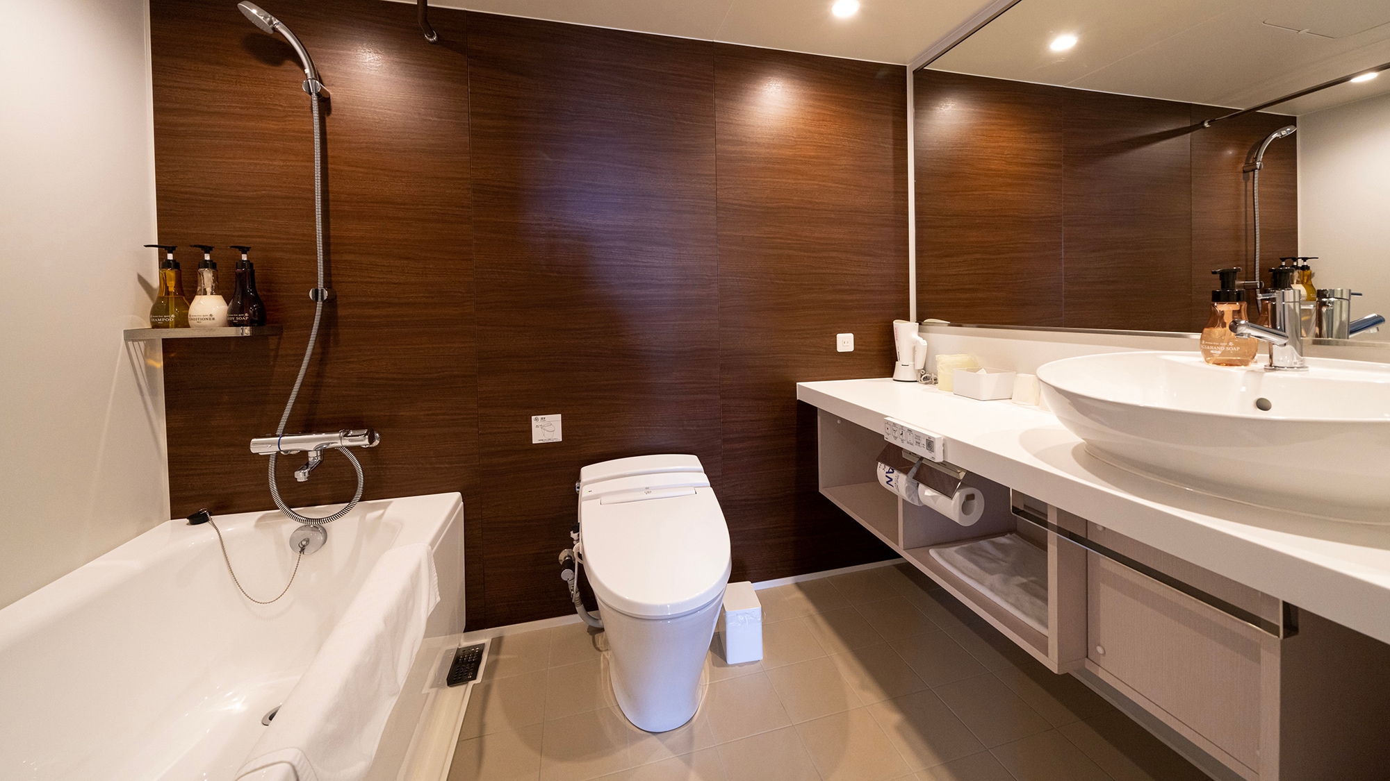 ■ Non-smoking deluxe twin ■ Spacious bathroom