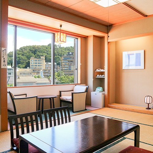* [Contoh kamar bergaya Jepang 10 tikar tatami di sisi kota sumber air panas] Kamar bergaya Jepang 10 tikar tatami (toilet dengan fungsi mencuci) menghadap ke sisi kota Senami Onsen