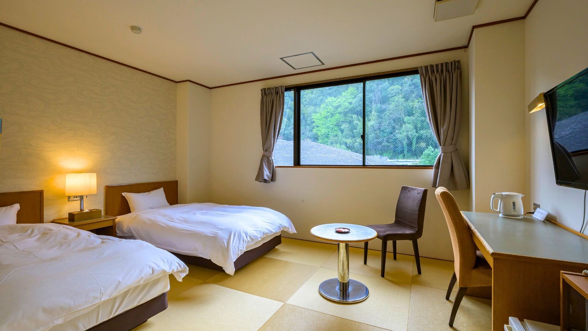 【四季亭/西式雙床房】配有適合老年人和商務旅客的床的客房。
