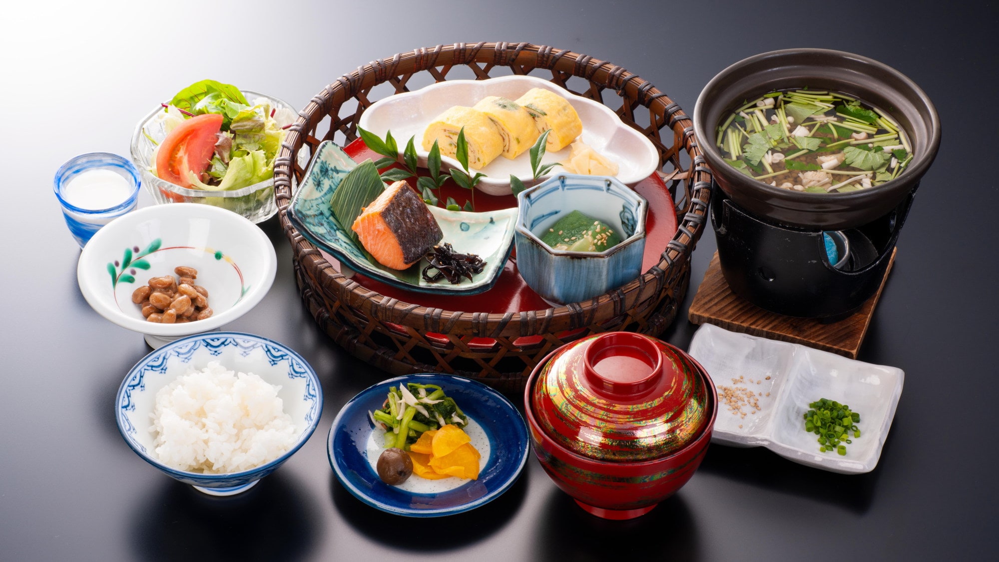 [Asage] A Japanese breakfast that is good for the body and mind. Seijuen's specialty "buckwheat porridge" and piping hot egg rolls.