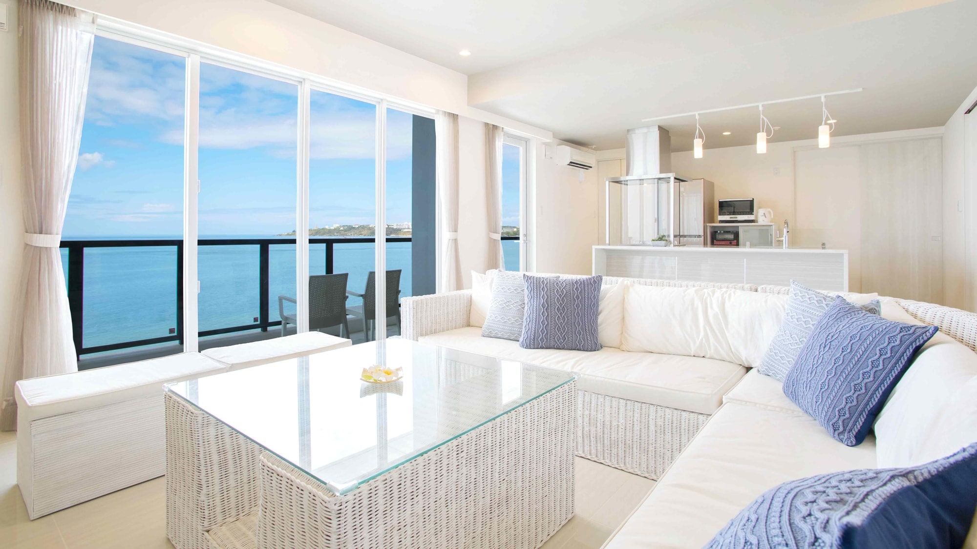 [Guest room suite] Furnishings based on white that match the expansive blue ocean view