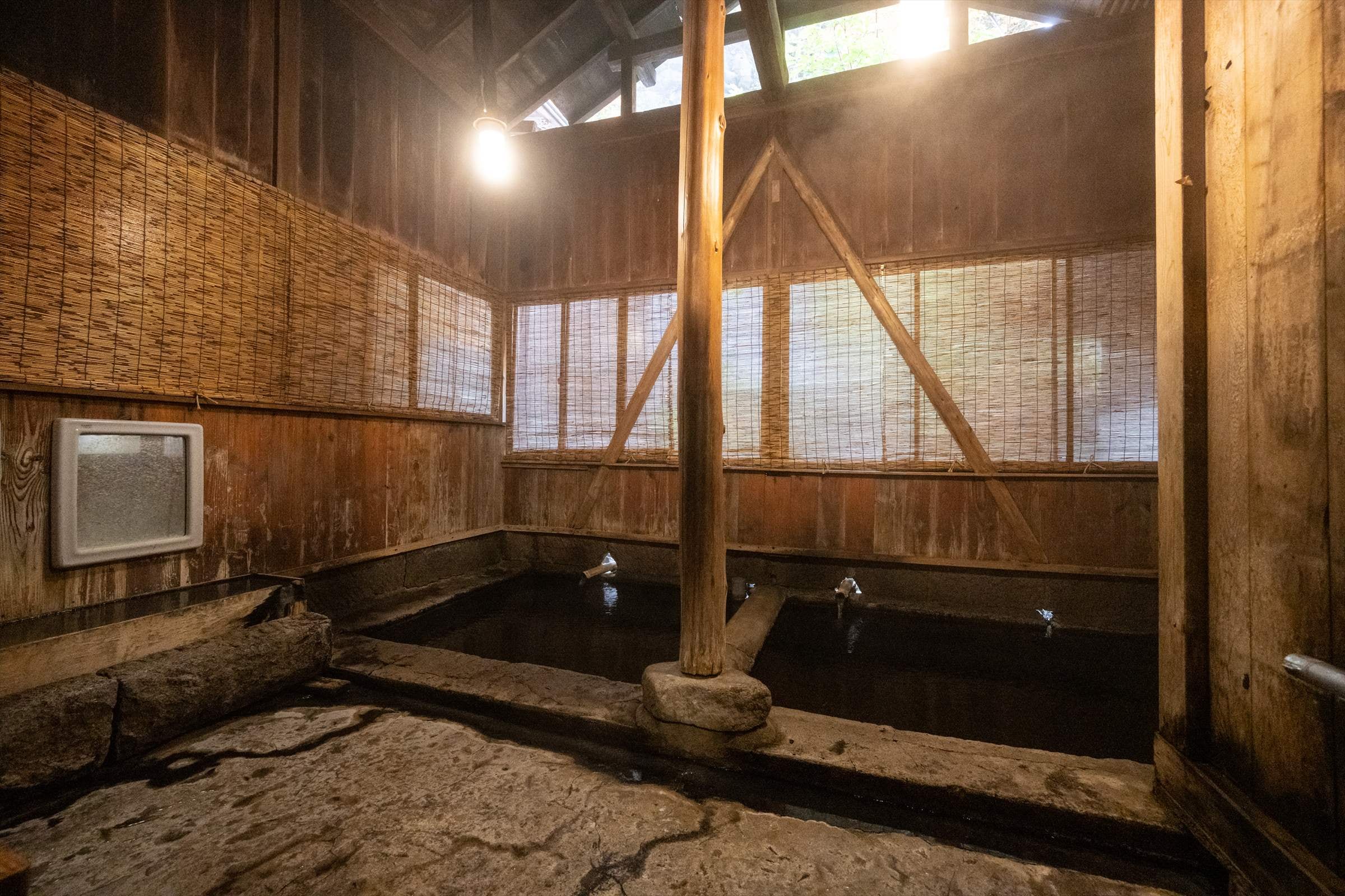 Indoor bath (men only)