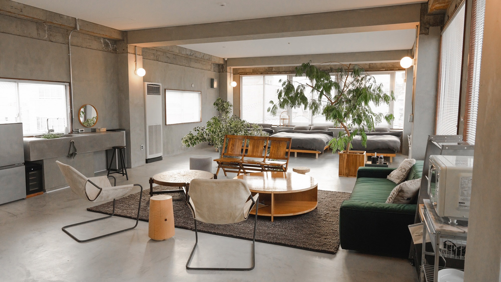 ・[Guest Rooms] Gentle light pours into the rooms through the large windows.