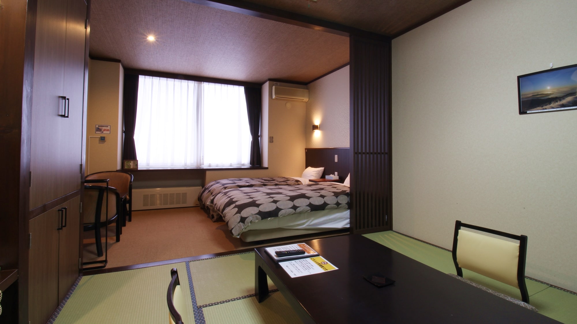 *[Annex] Non-smoking_Japanese modern room/Japanese style room with 2 beds between 10 tatami mats. Love the chic atmosphere!