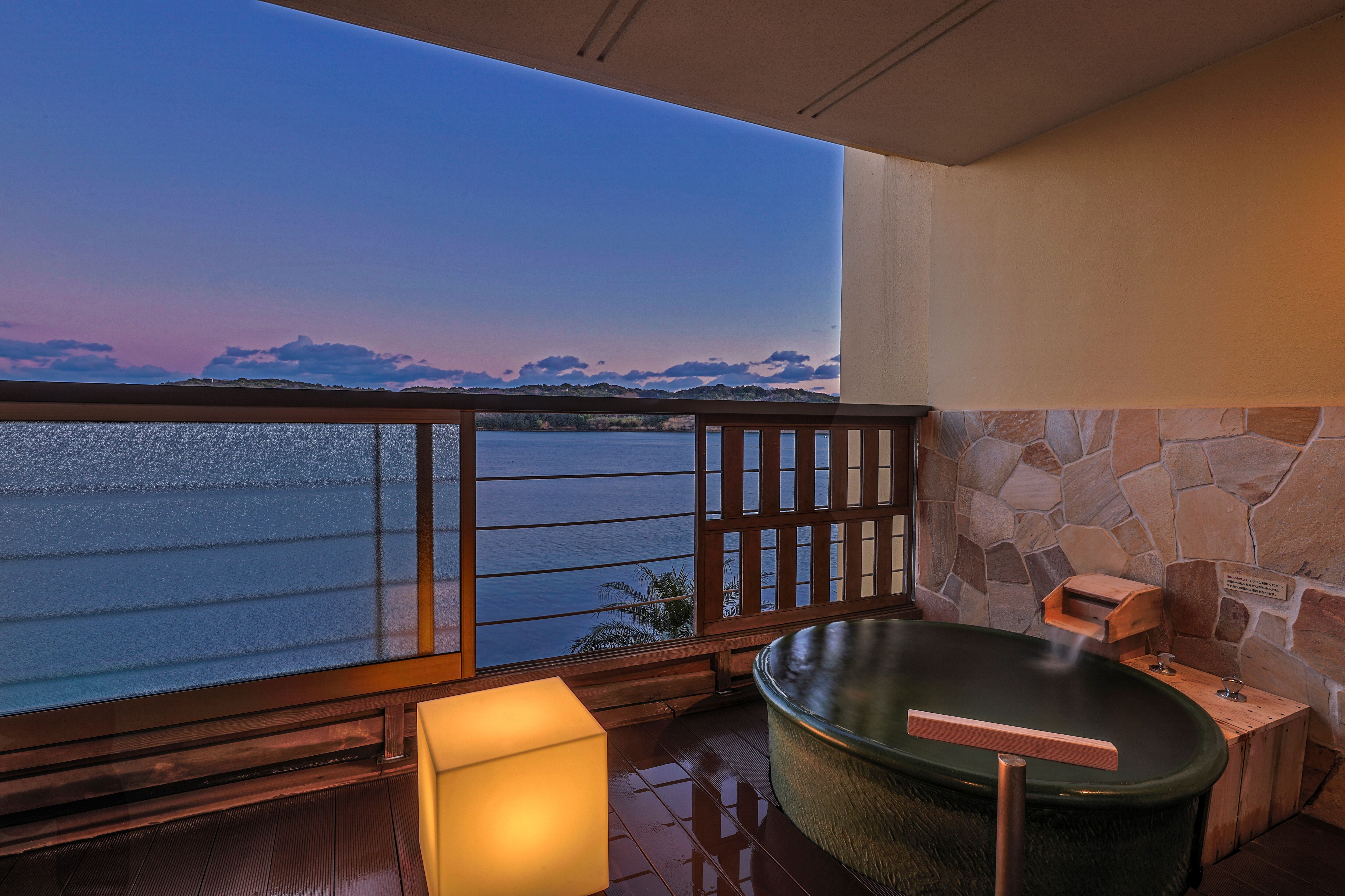 Guest room open-air bath