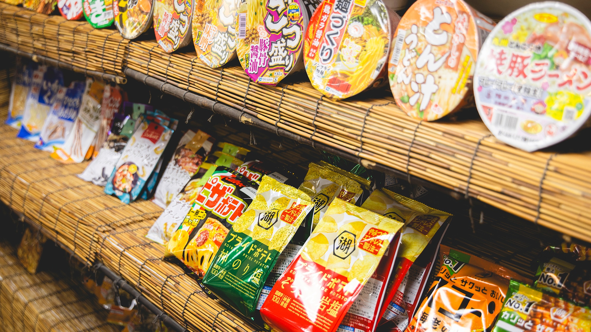 【商店专区】我们精选了一些零食和方便面，非常适合您感到有点饿的时候食用。