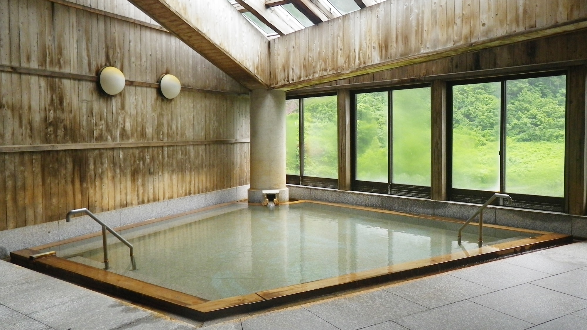 * [Large communal bath] Look up at the magnificent Iide Mountains and soak in hot water