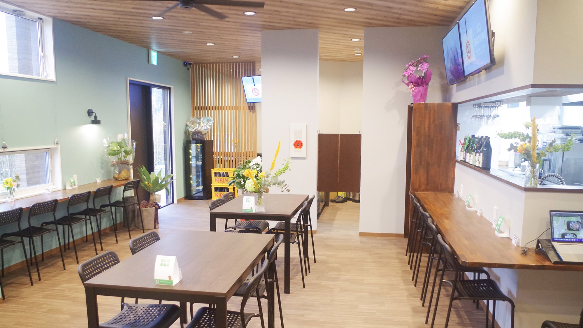 ・[Cafe Restaurant] Enjoy your fill of vegetables grown in our own farm and fresh seasonal fish dishes.