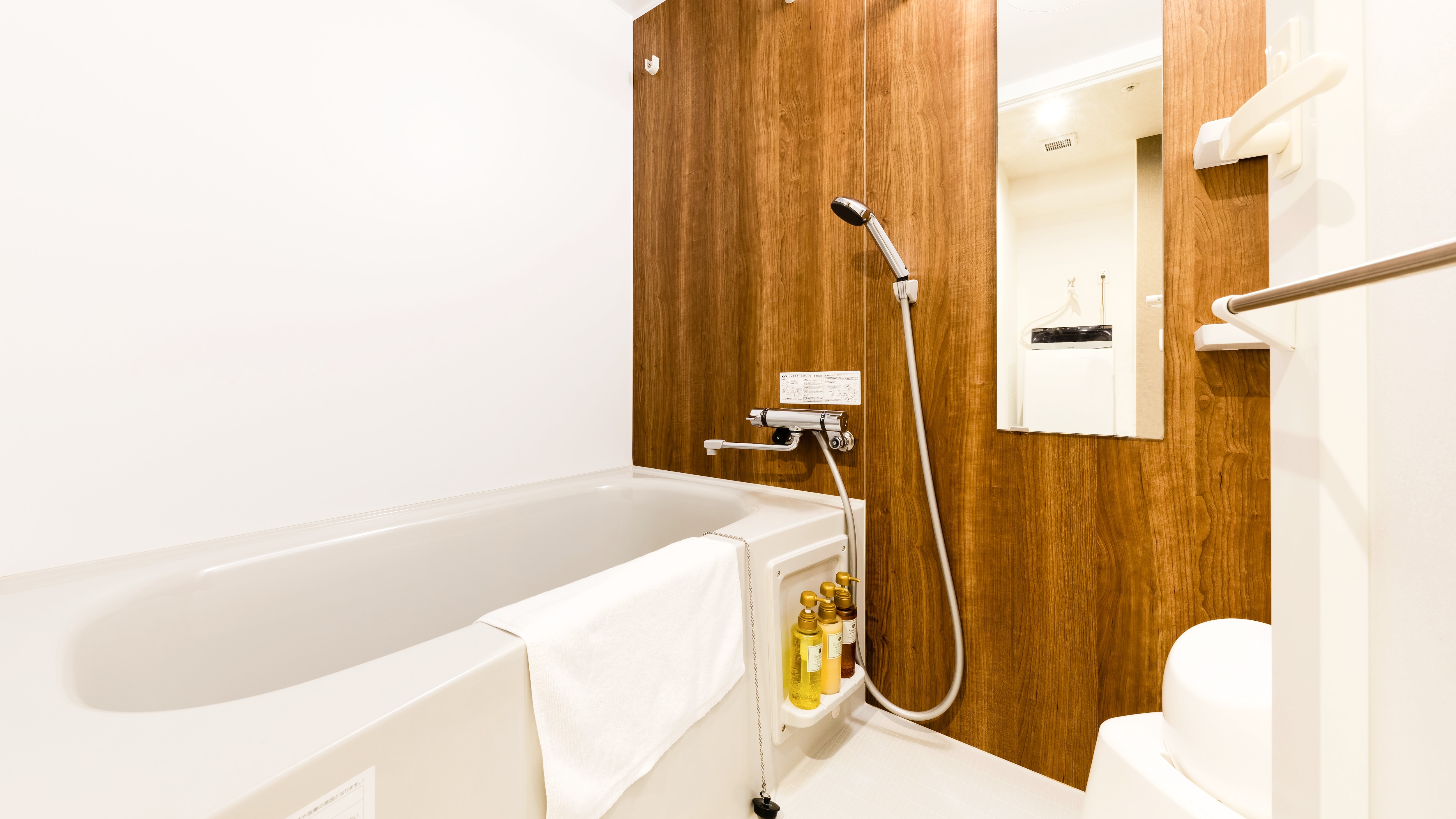 The bathroom has a shower and a bathtub! You can take a relaxing soak and get rid of your fatigue★