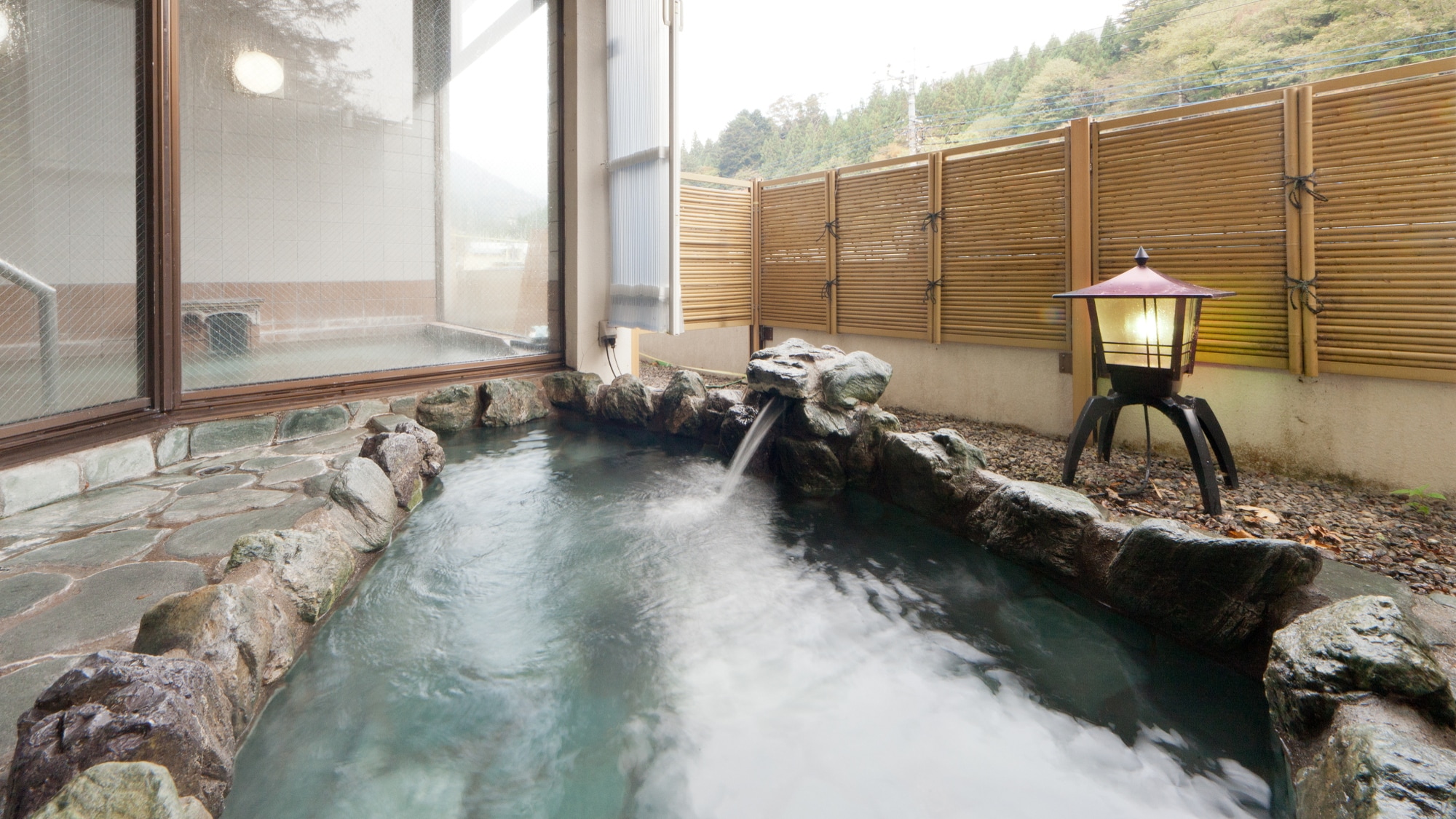 You can enjoy bathing while looking out at Mt. Suisho in front of the open-air bath, and at night you can also enjoy moon viewing.