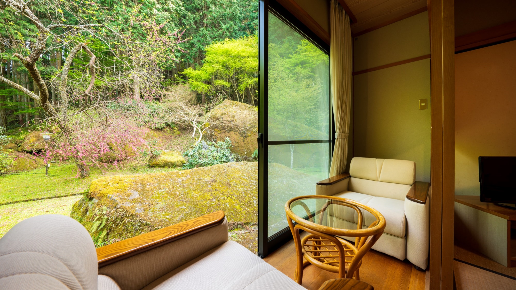 ◇ [Japanese-Western style room | Capacity 4 people] Detached room with private garden overlooking Yabakei / example
