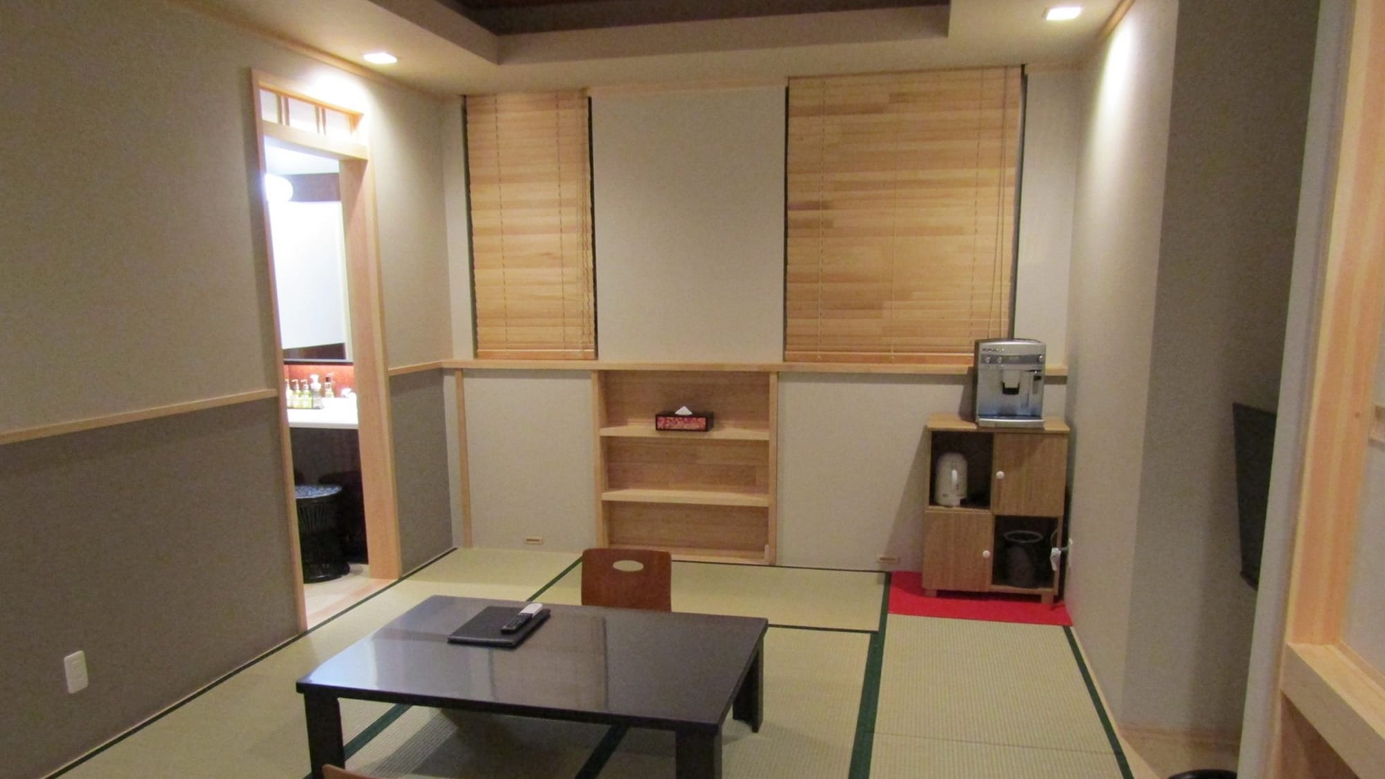 *[Example of a new building guest room] A bright and clean room. Please relax and unwind.