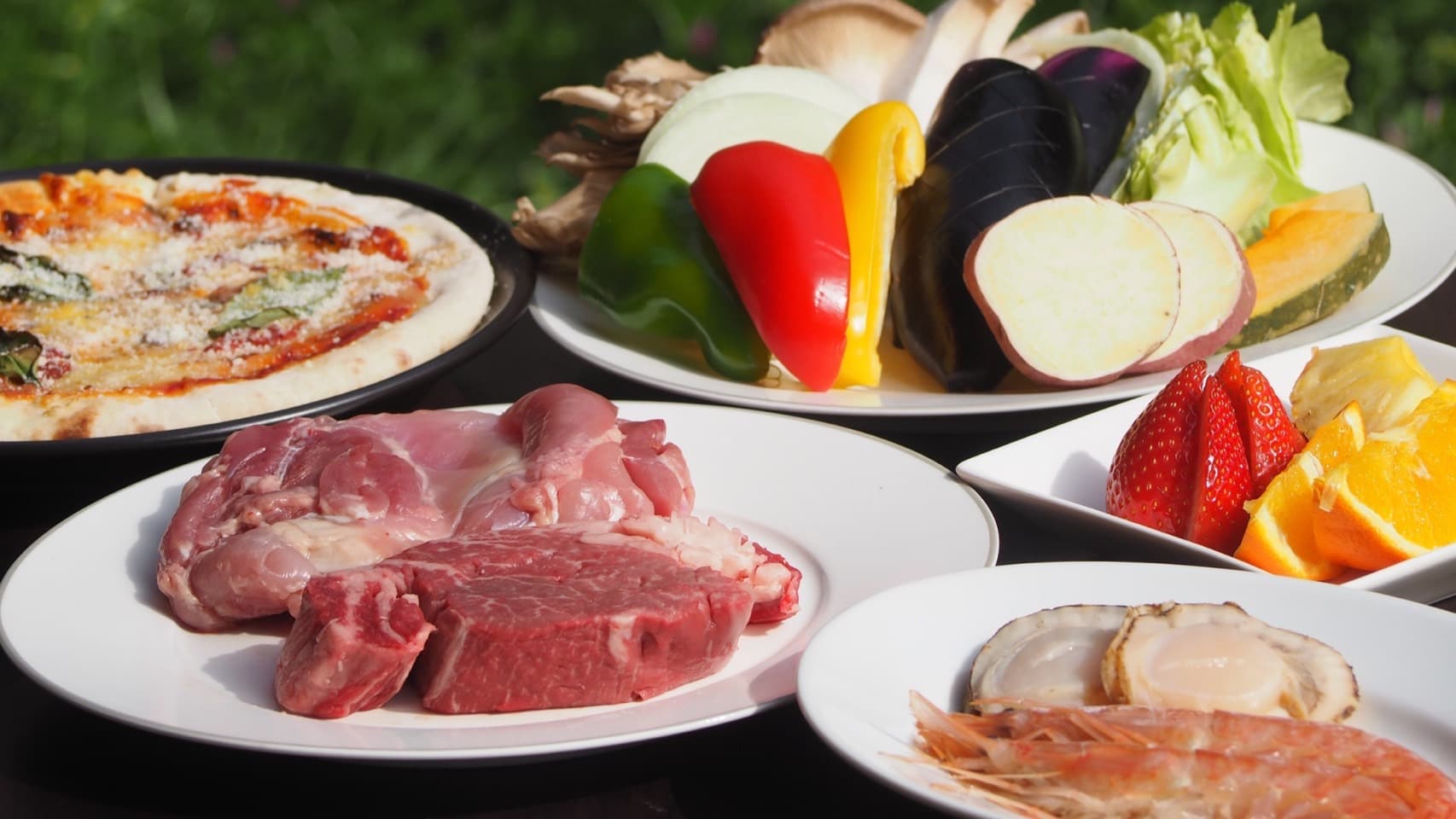 晚餐包括 370 克豐盛的肉類（牛肉和雞肉）、新鮮的海鮮和蔬菜以及披薩