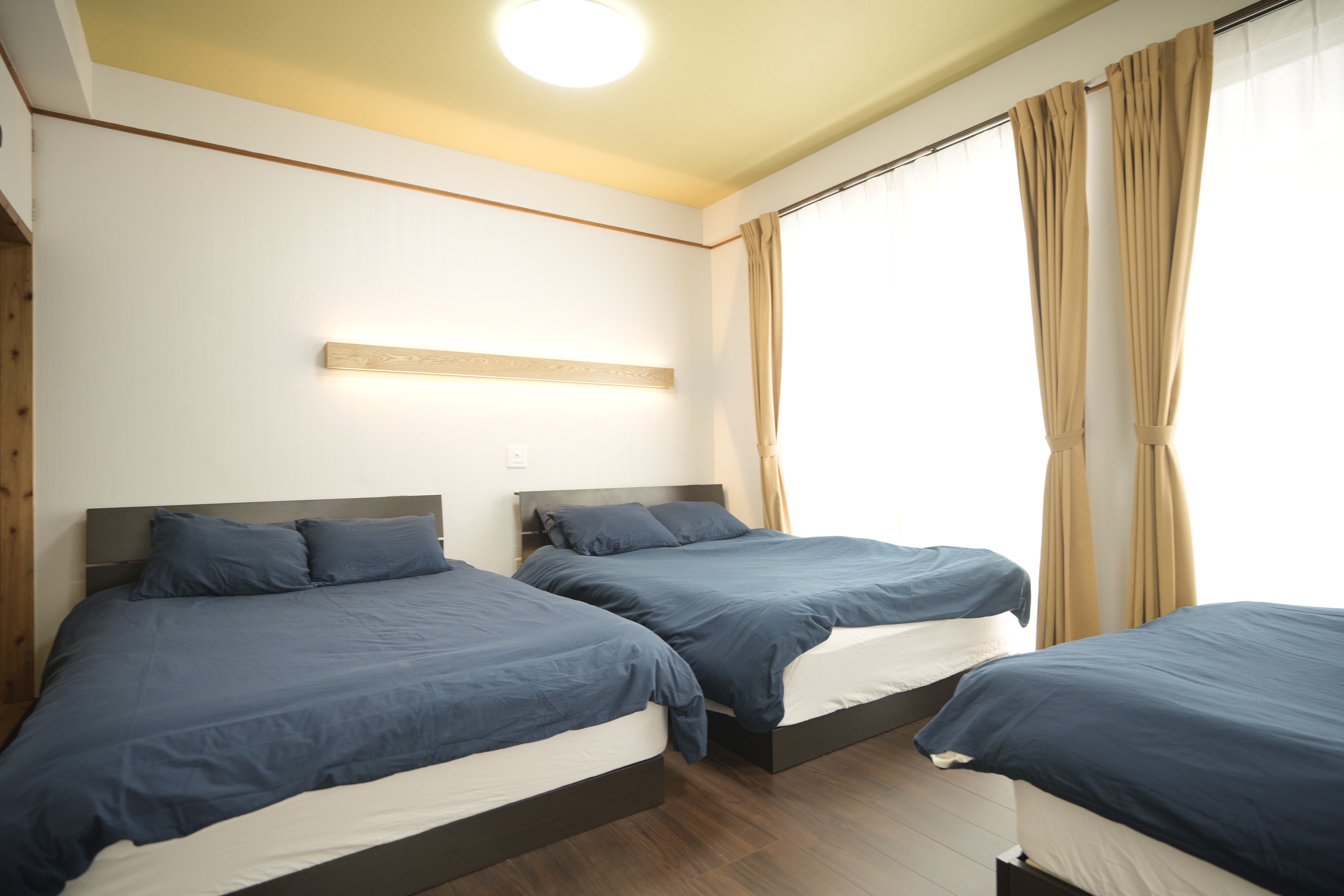 Room 301/Bedroom with 3 double beds